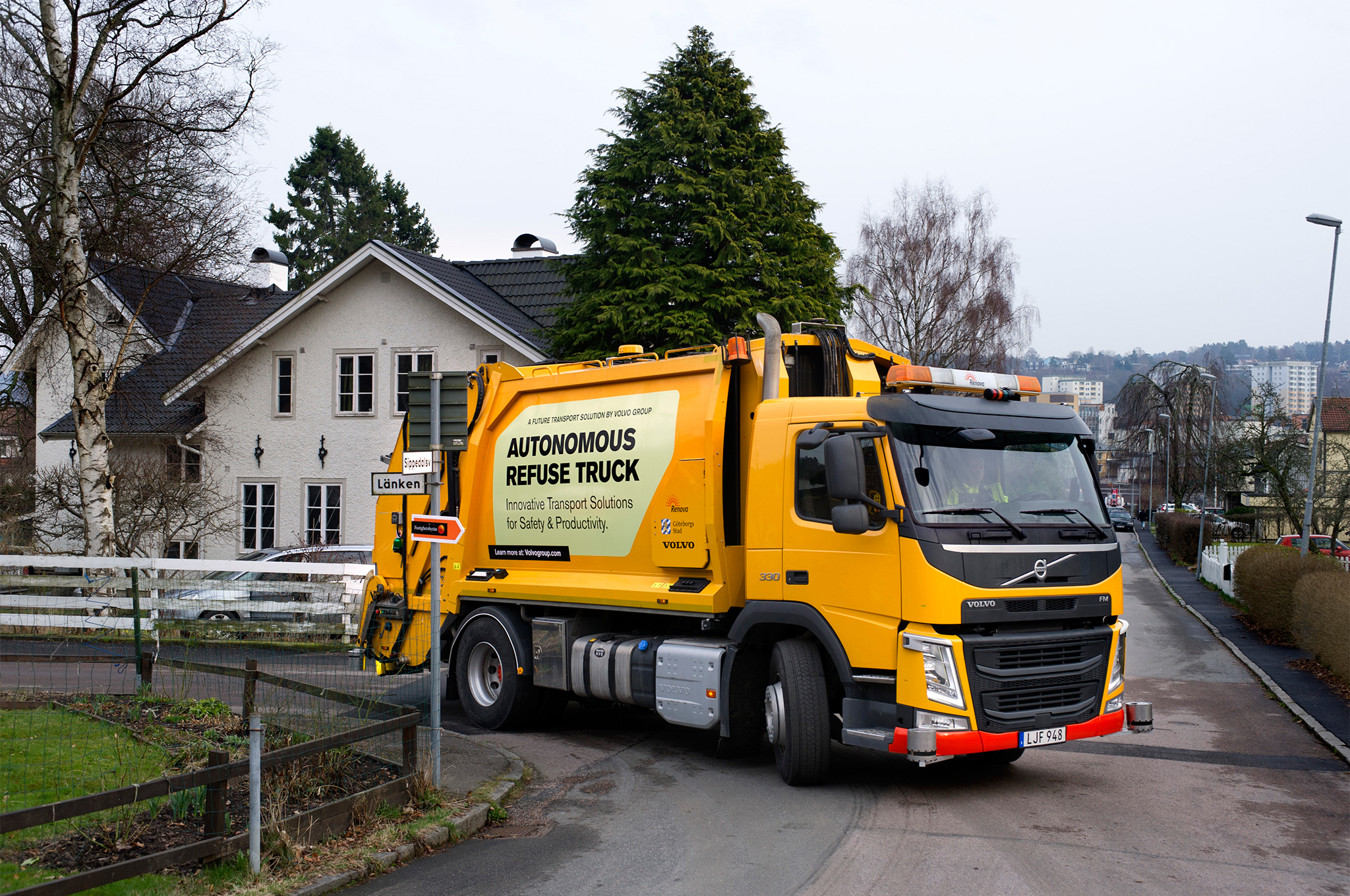 Volvo прави автономен боклукчийски камион