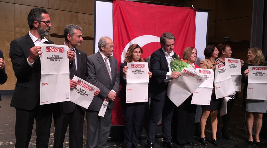 Турски вестник излезе с напълно празни страници