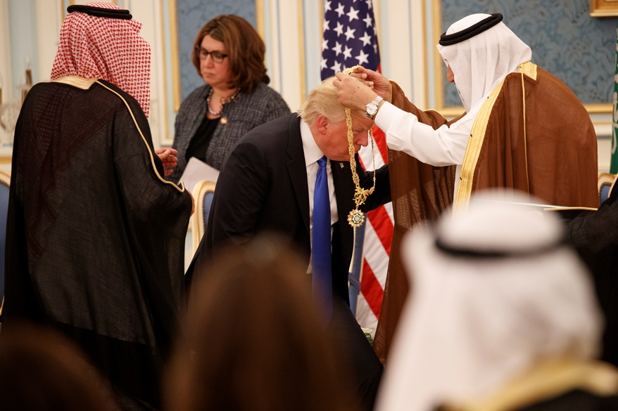 Саудитският крал Салман удостои Доналд Тръмп с най-високото саудитско отличие