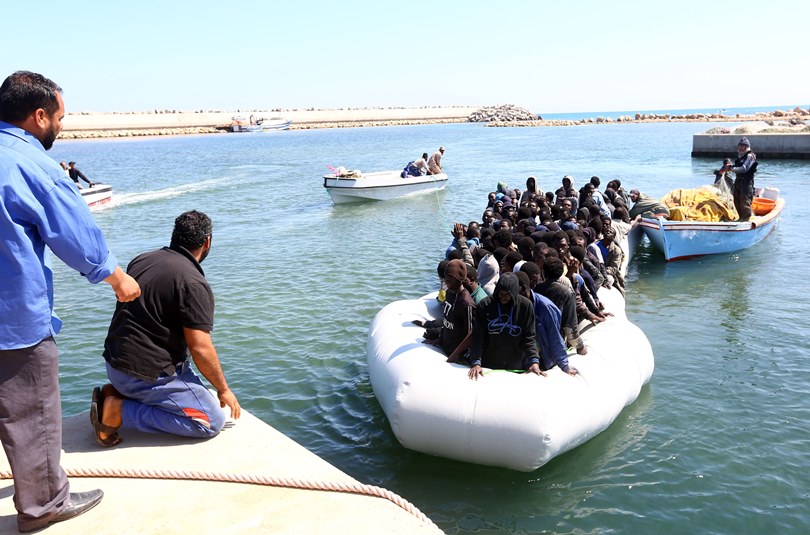580 мигранти, останали в либийска акватория, са върнати в Либия