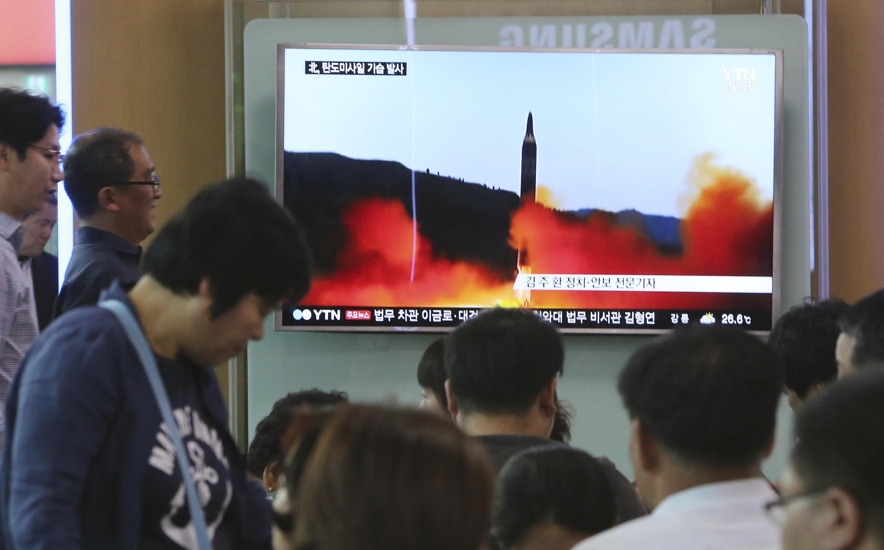 Южнокорейци гледат на гарата в Сеул новината за поредния ракетен тест на Севера