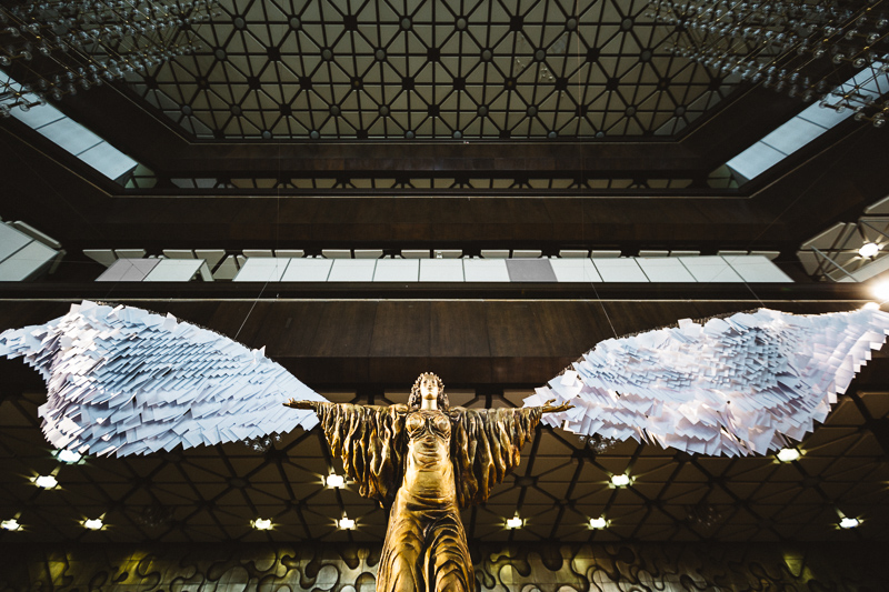 Огромни бели крила посрещат посетителите на НДК