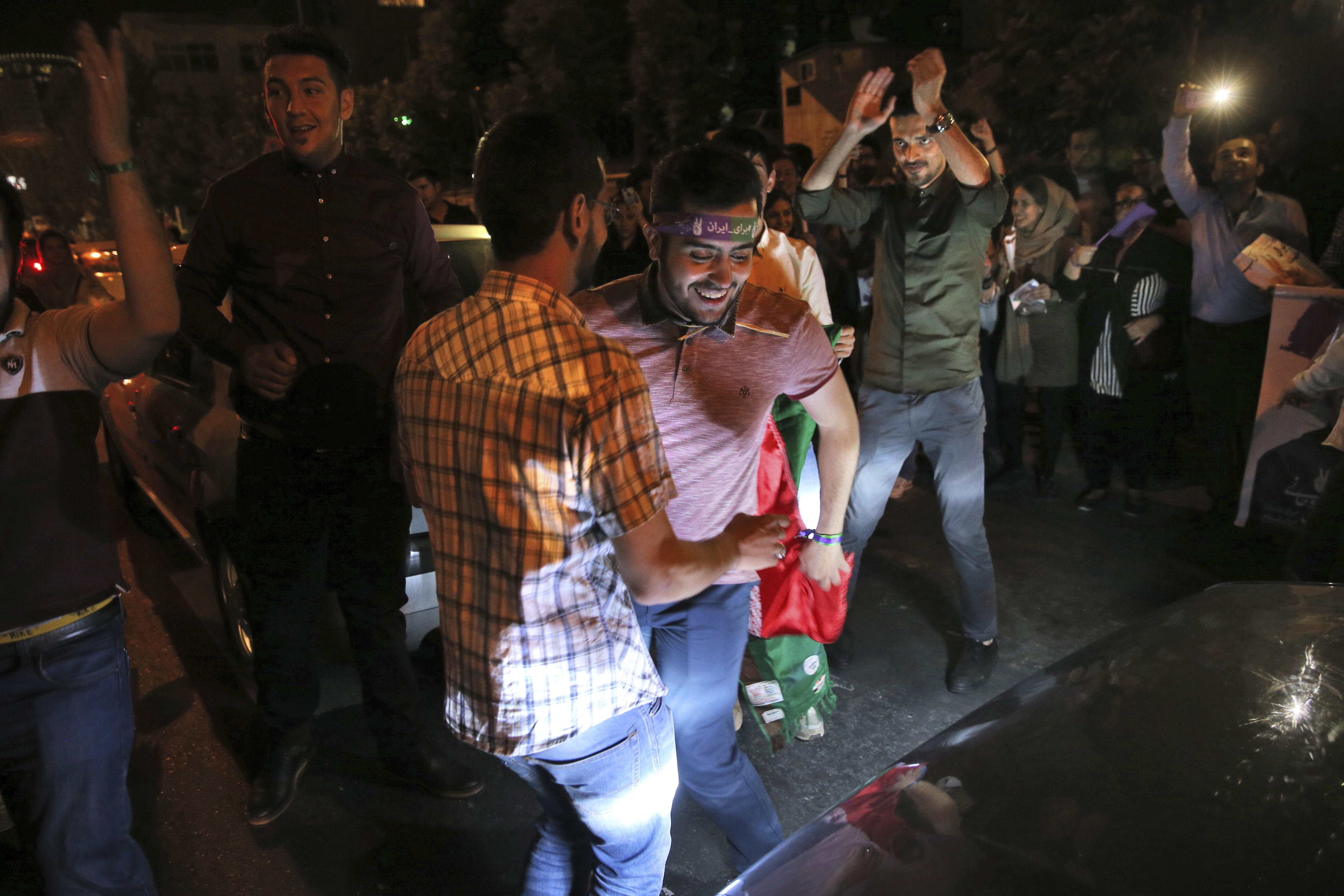 Избиратели празнуват по улиците след вота в Иран