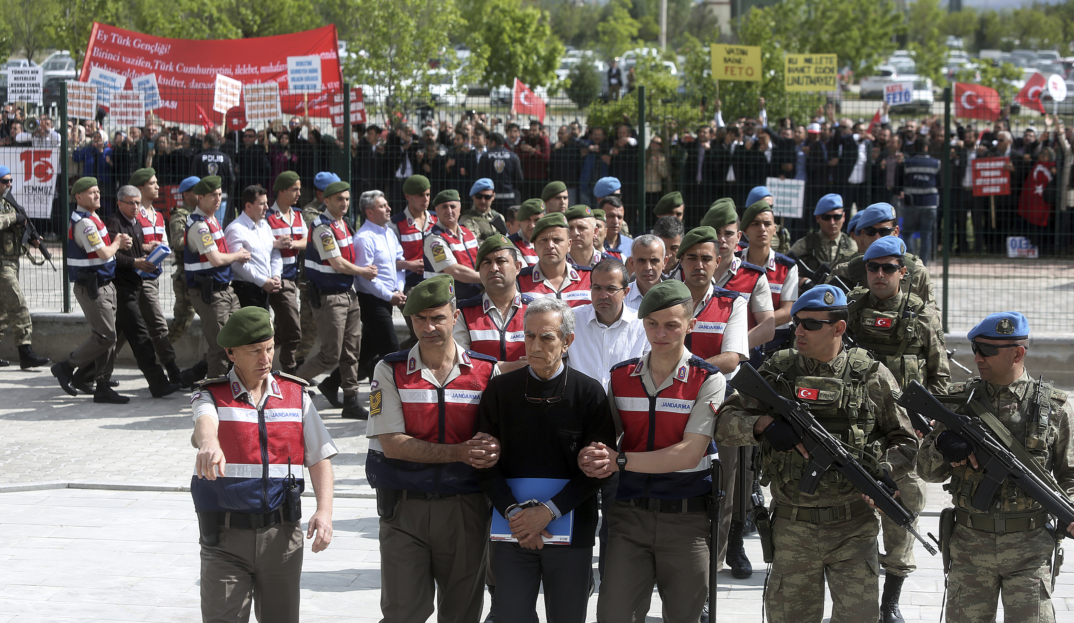 Полицаи водят в съда обвиняеми за опита за преврат в Турция