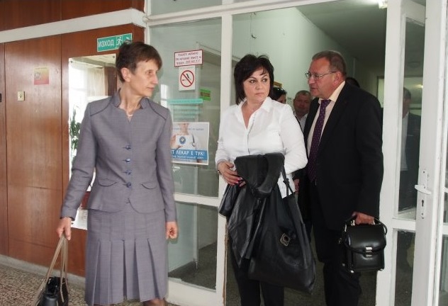 Корнелия Нинова посети областната болница в Ловеч