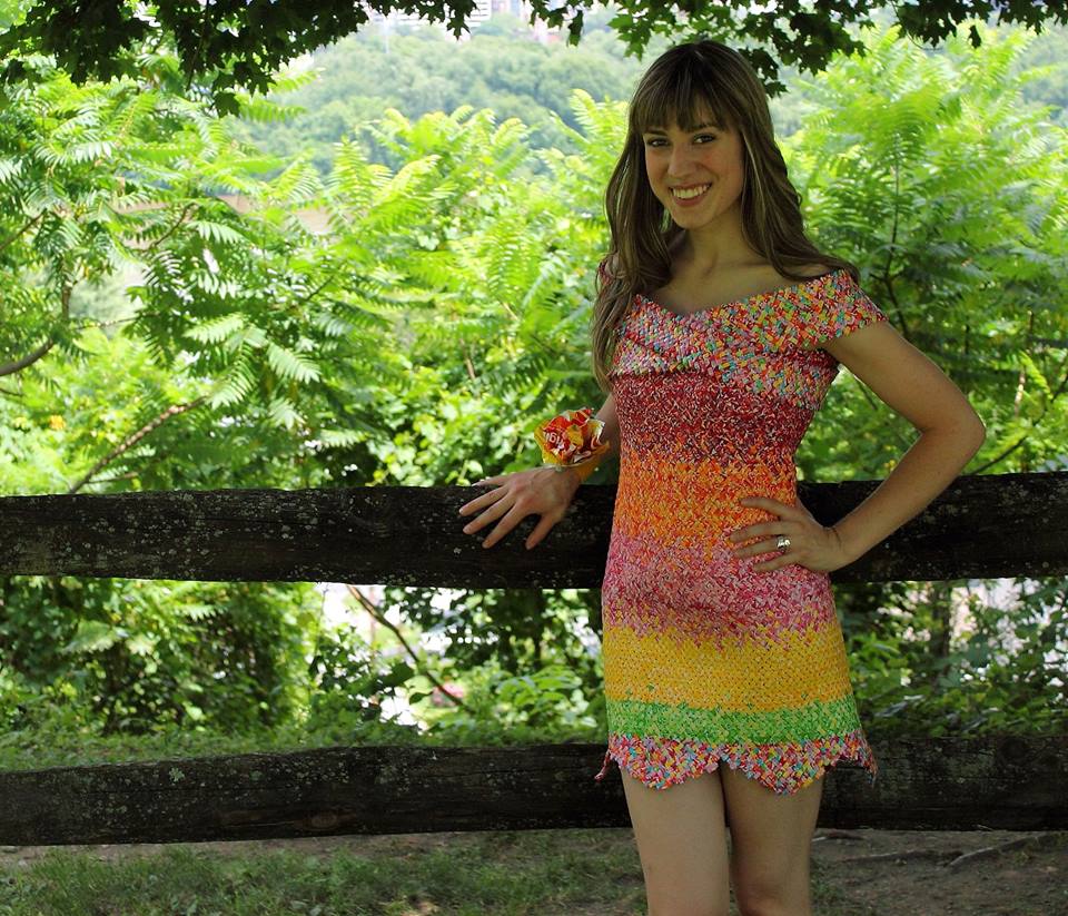 Жена направи рокля от 10 000 обвивки на бонбони