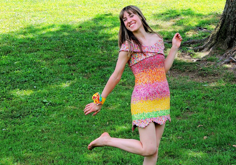 Емили Сайлхамър направи рокля от опаковките на 10 000 бонбони