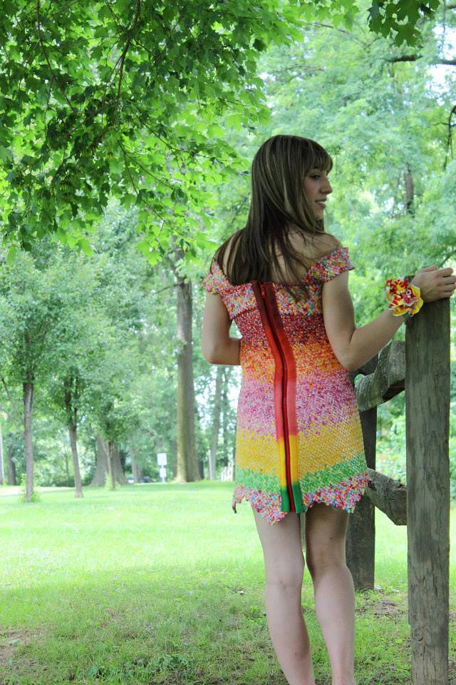 Емили Сайлхамър направи рокля от опаковките на 10 000 бонбони