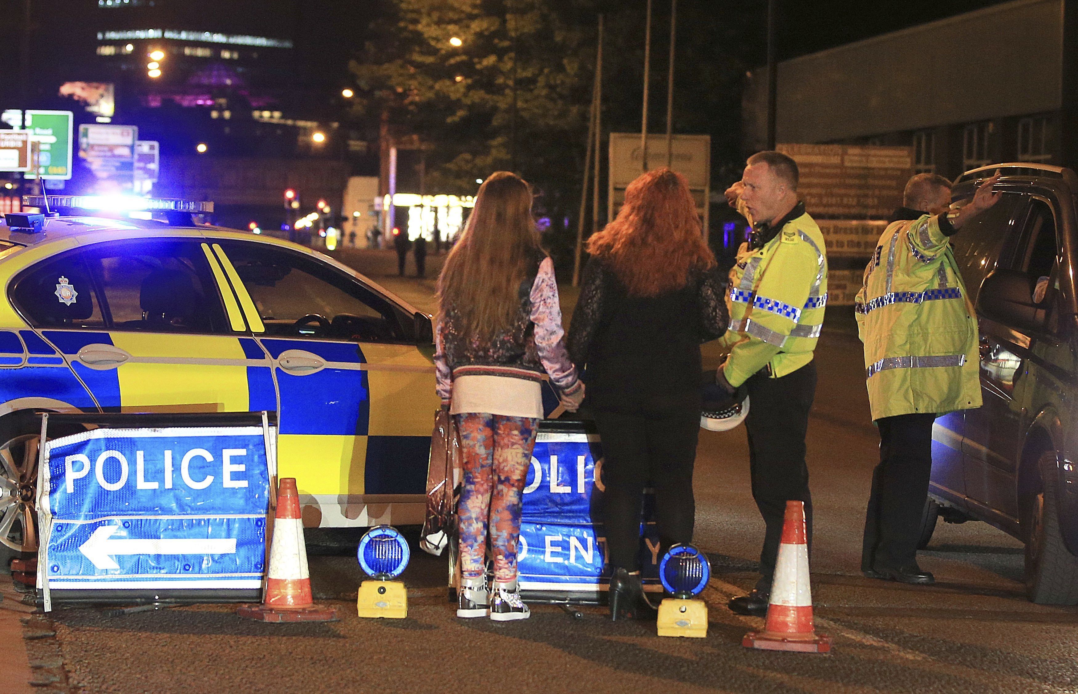 Полицаи търсят свидетели и упътват граждани след взрива в Манчестър