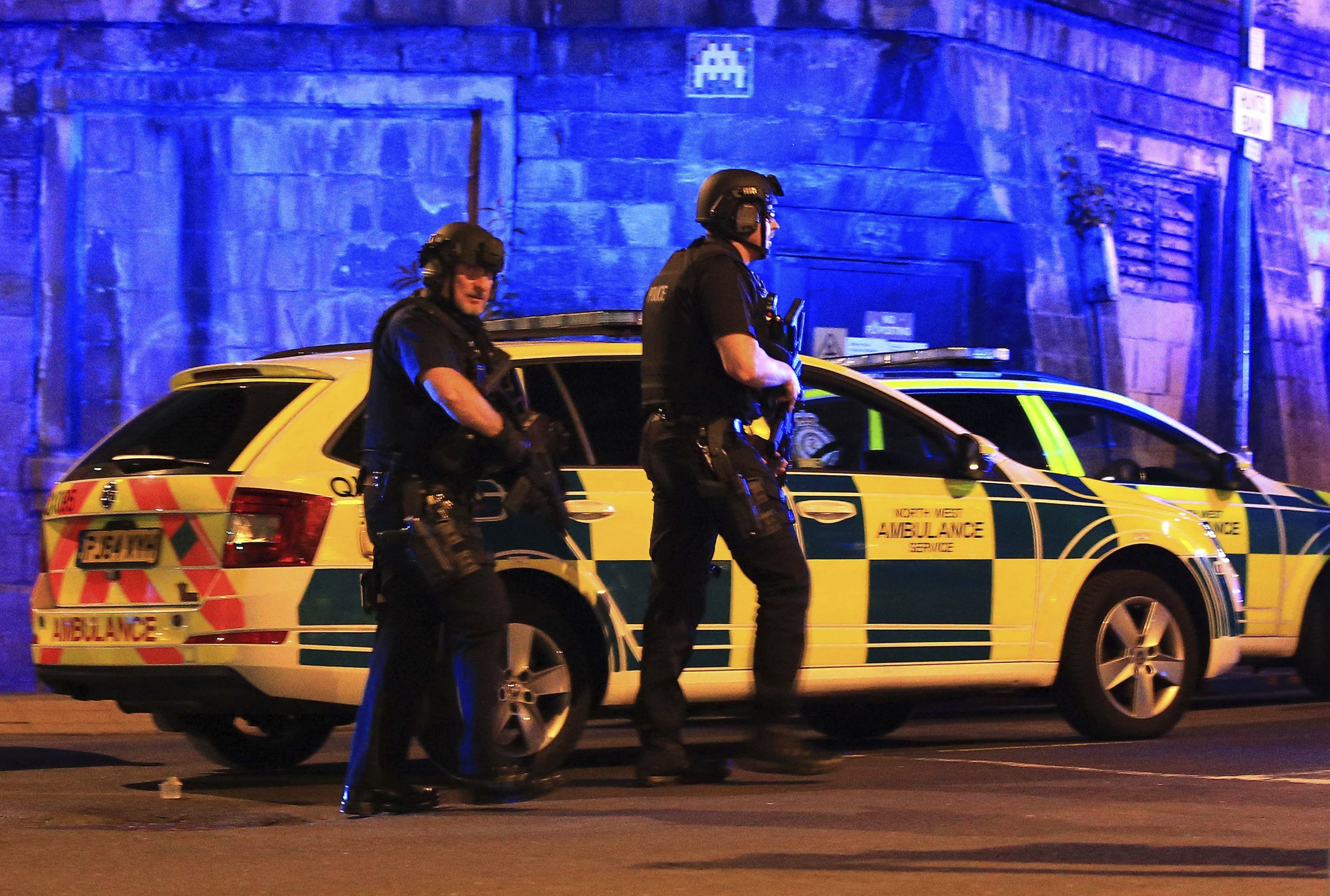 Полиция и линейки се стекоха към мястото на трагедията в Манчестър нощес