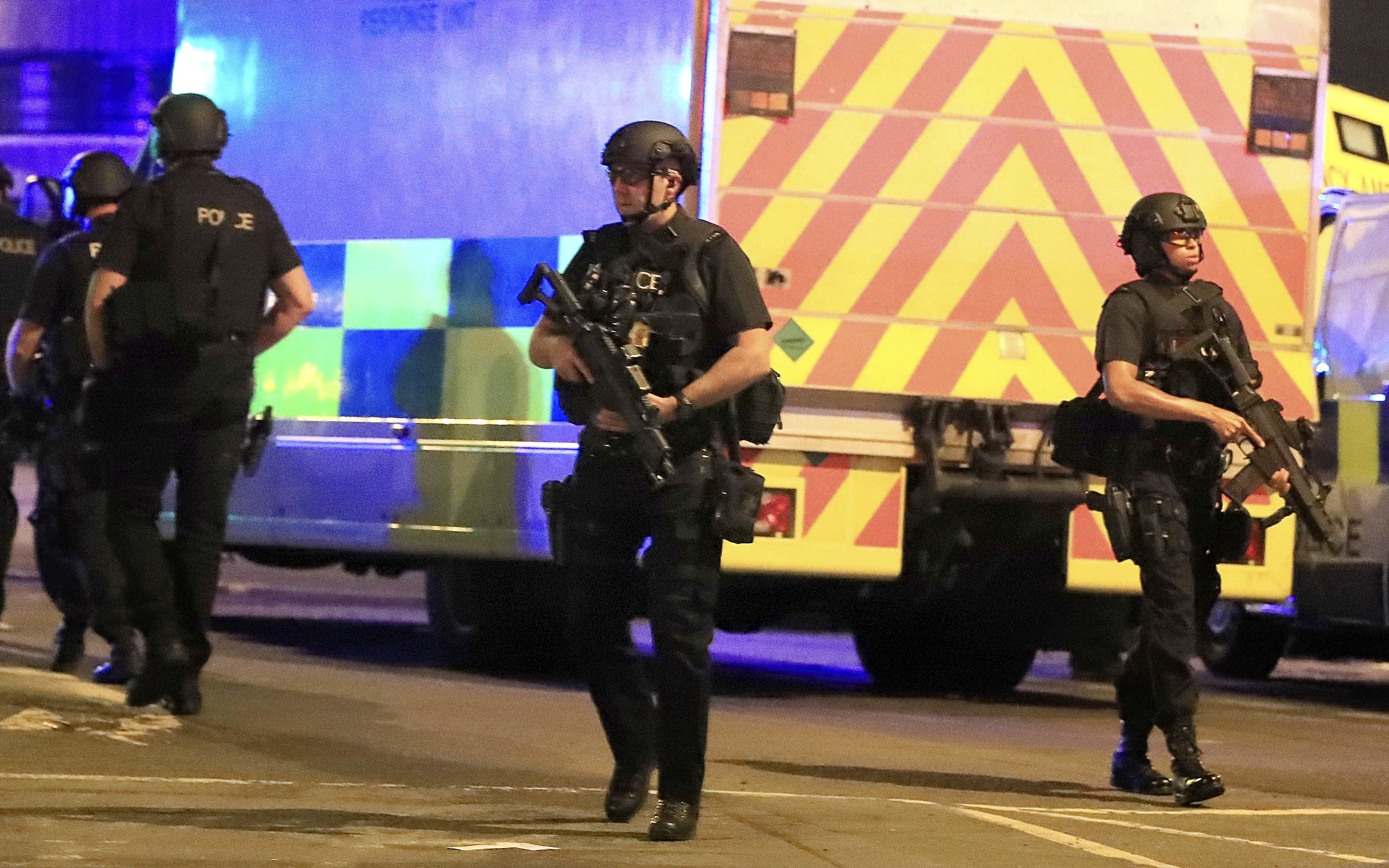 Британски полицаи осигуряват контрол на обширен район около мястото на взрива в Манчестър