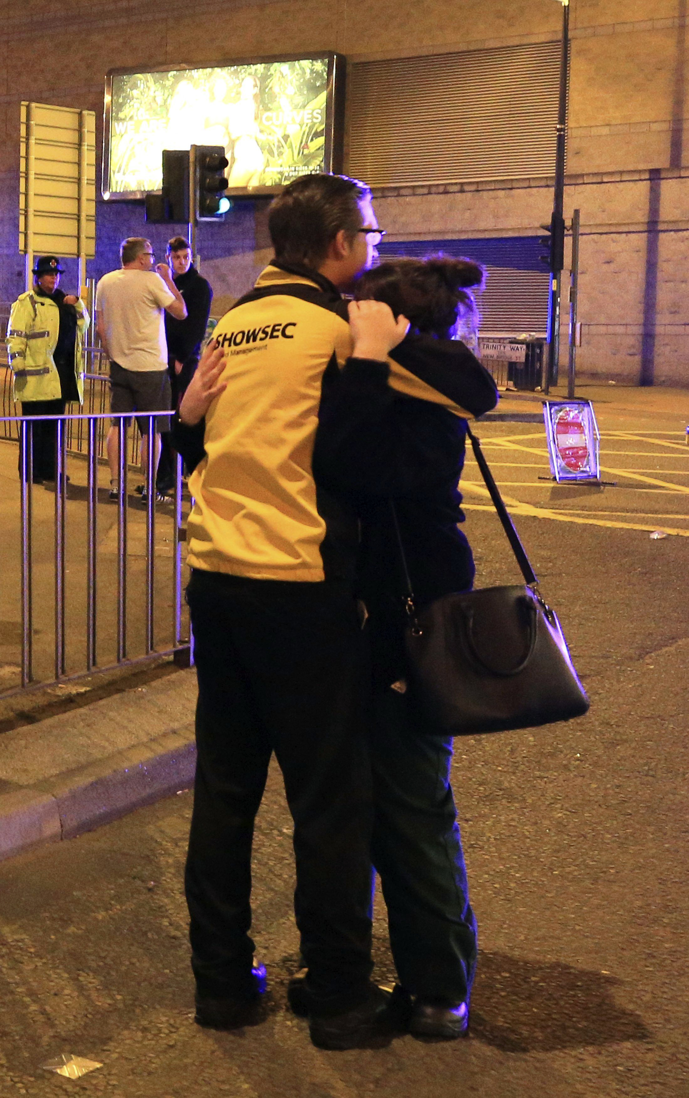 Уплашени хора се прегръщат след съобщенията за взрива