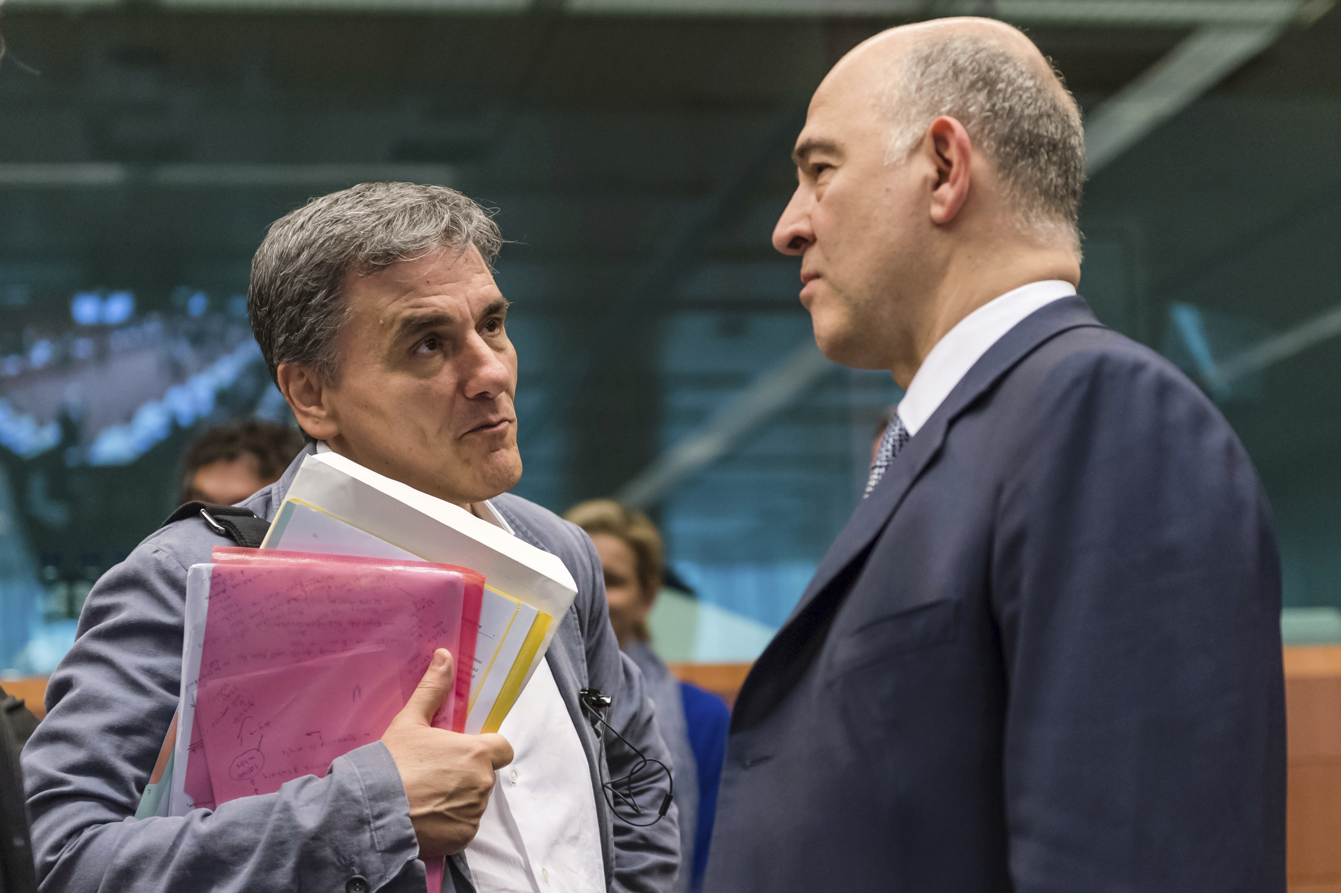 Гръцкият финансов министър Евклидис Цакалотос разговаря с еврокомисаря за икономиката Пиер Московиси