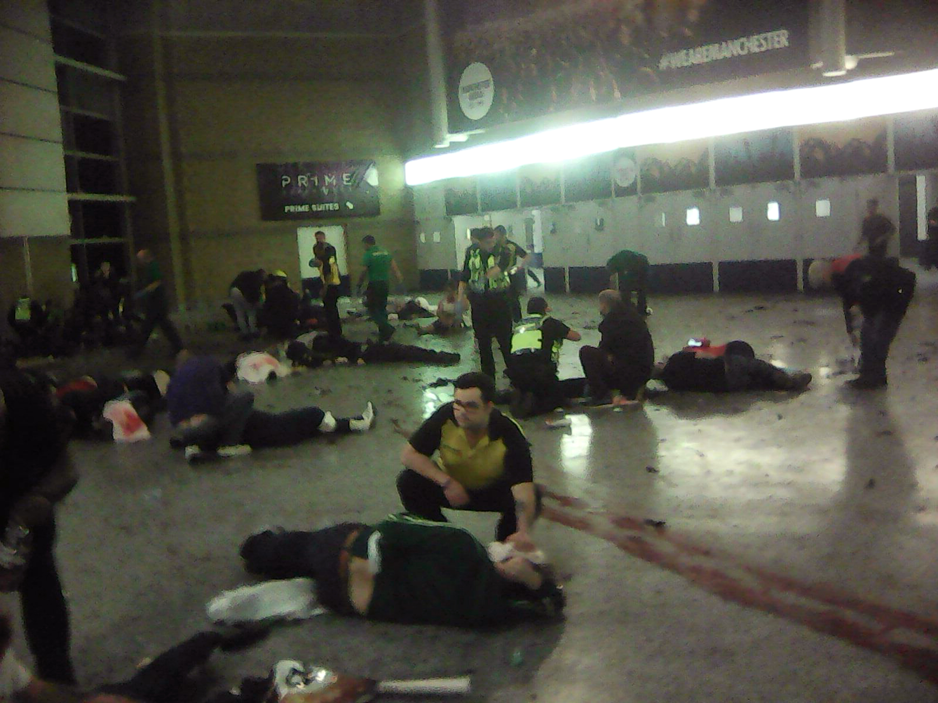 Момент от кошмарната нощ в ”Манчестър Арена” - опитват се да окажат помощ на ранени