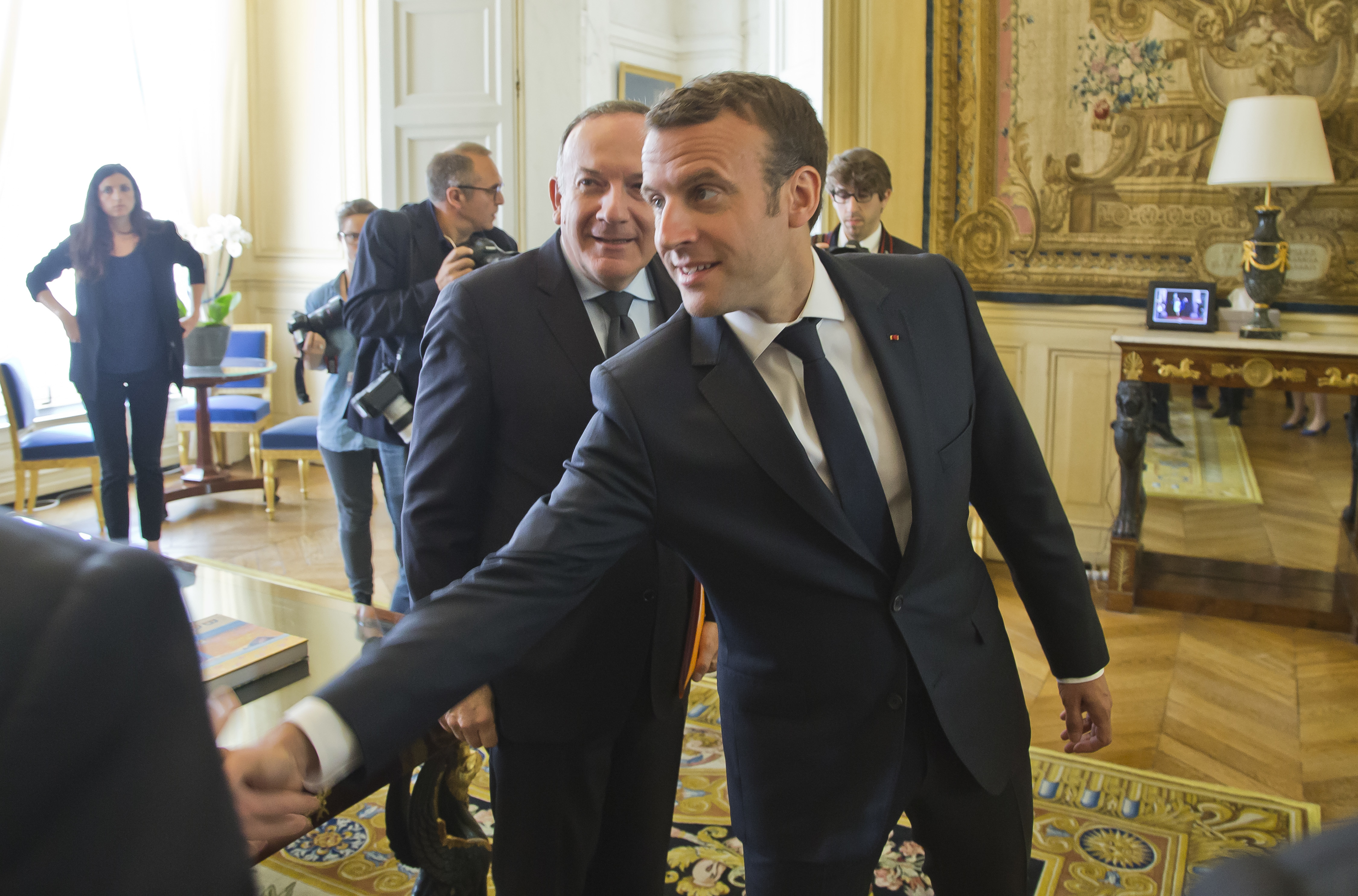 Френският президент Еманюел Макрон посреща представители на профсъюзите в Елисейския дворец