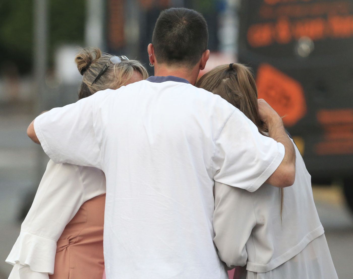 Близки скърбят за жертвите на атентата в манчестър