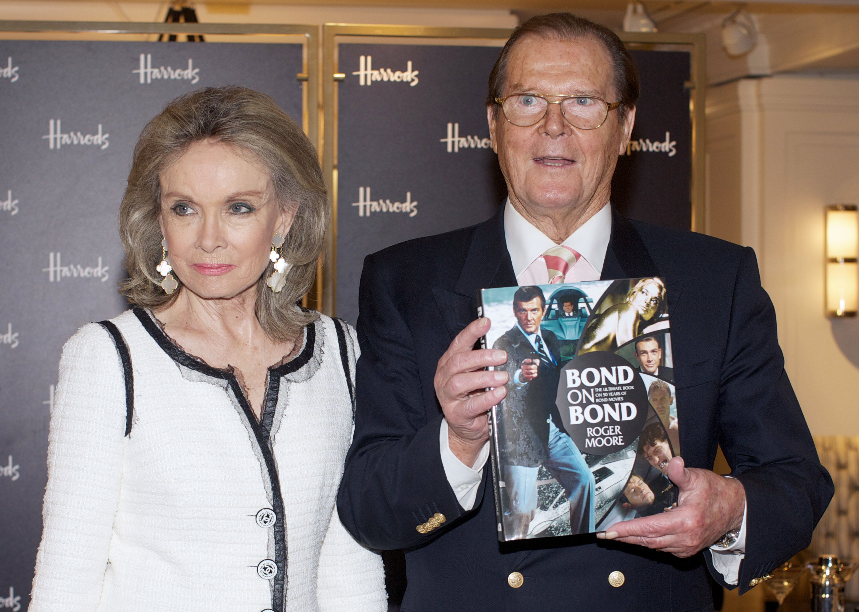 Роджър Мур, придружен от съпругата си, представя книгата си ”Бонд за Бонд” (2012)