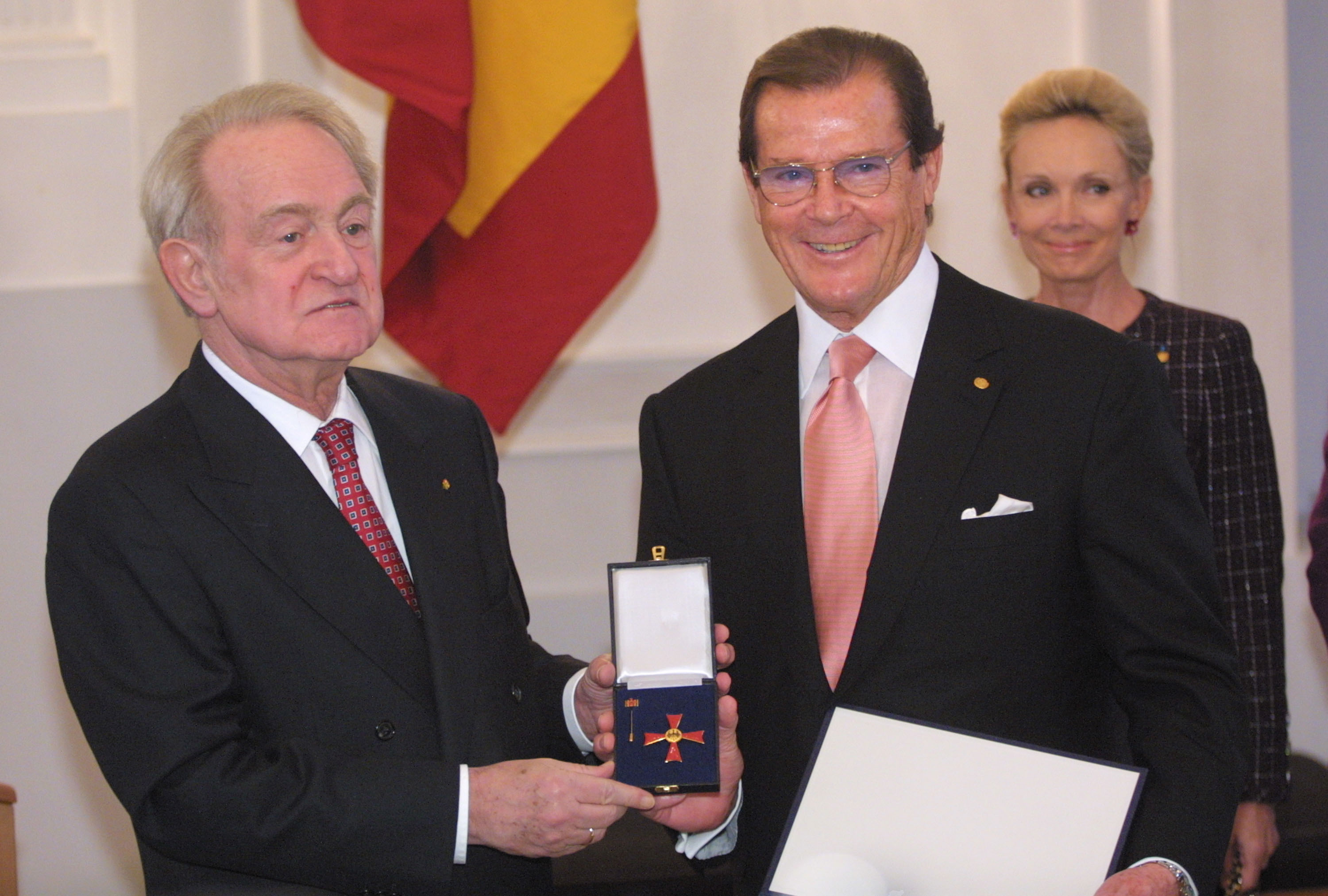 Президентът на Германия Йоханес Рау връчва орден на Роджър Мур