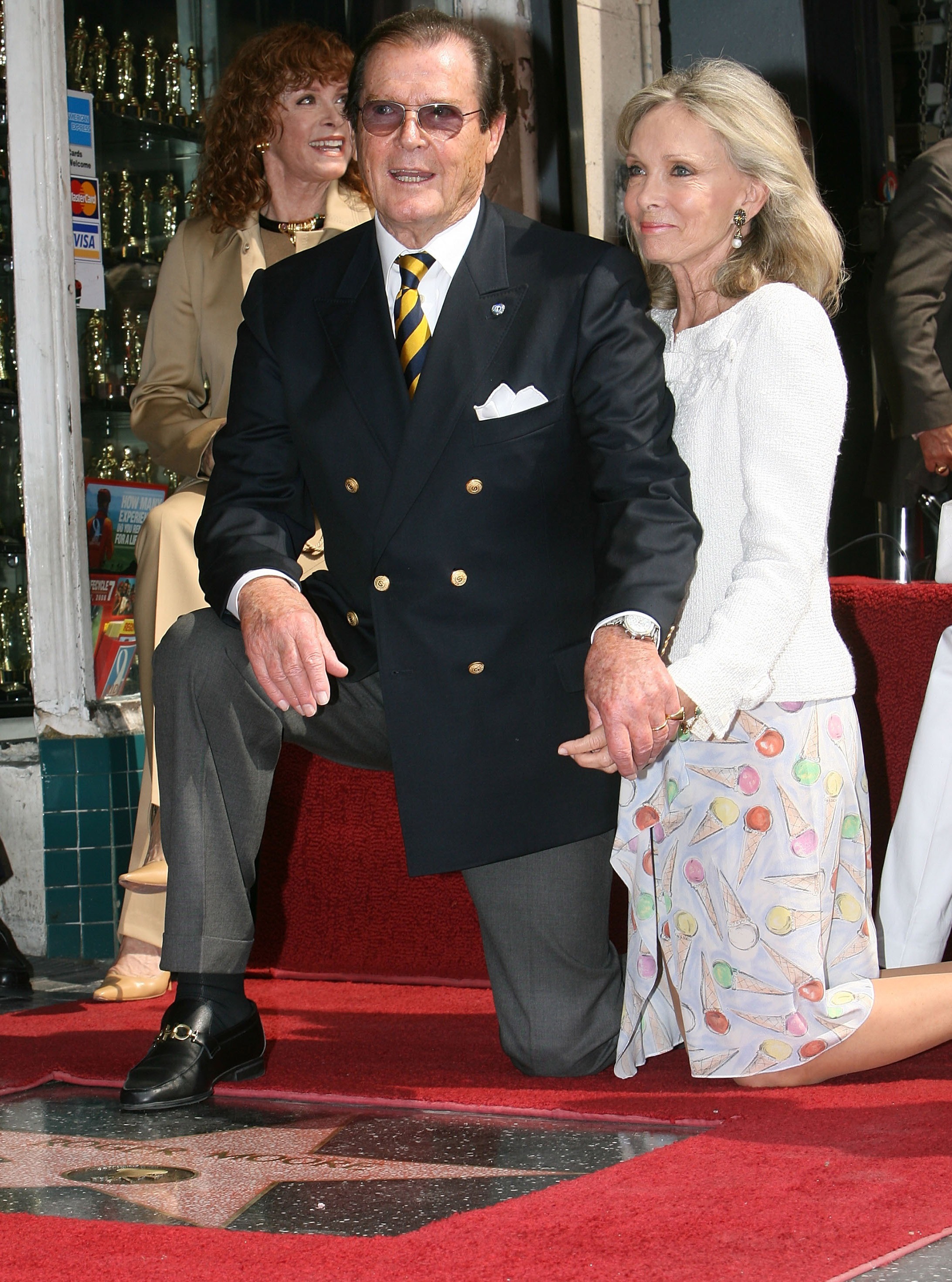 Роджър Мур със съпругата си на Алеята на славата