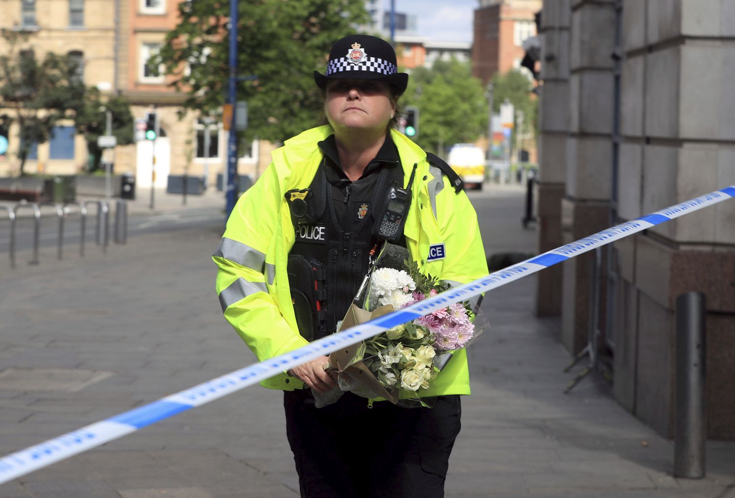 Британска полицайка поднася цветя в памет на жертвите в Арена Манчестър