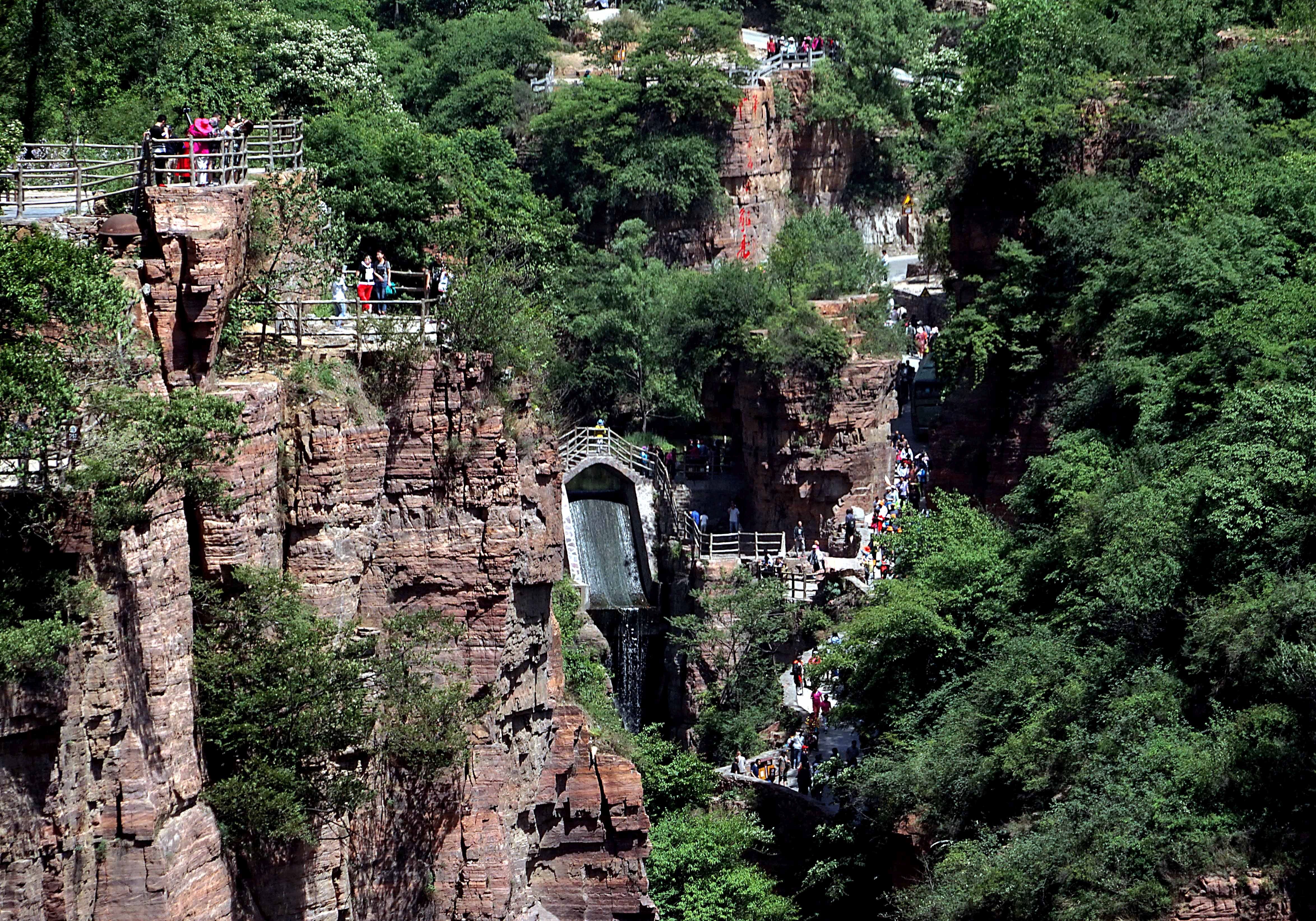 Опасен скален тунел свързва село със света (снимки)