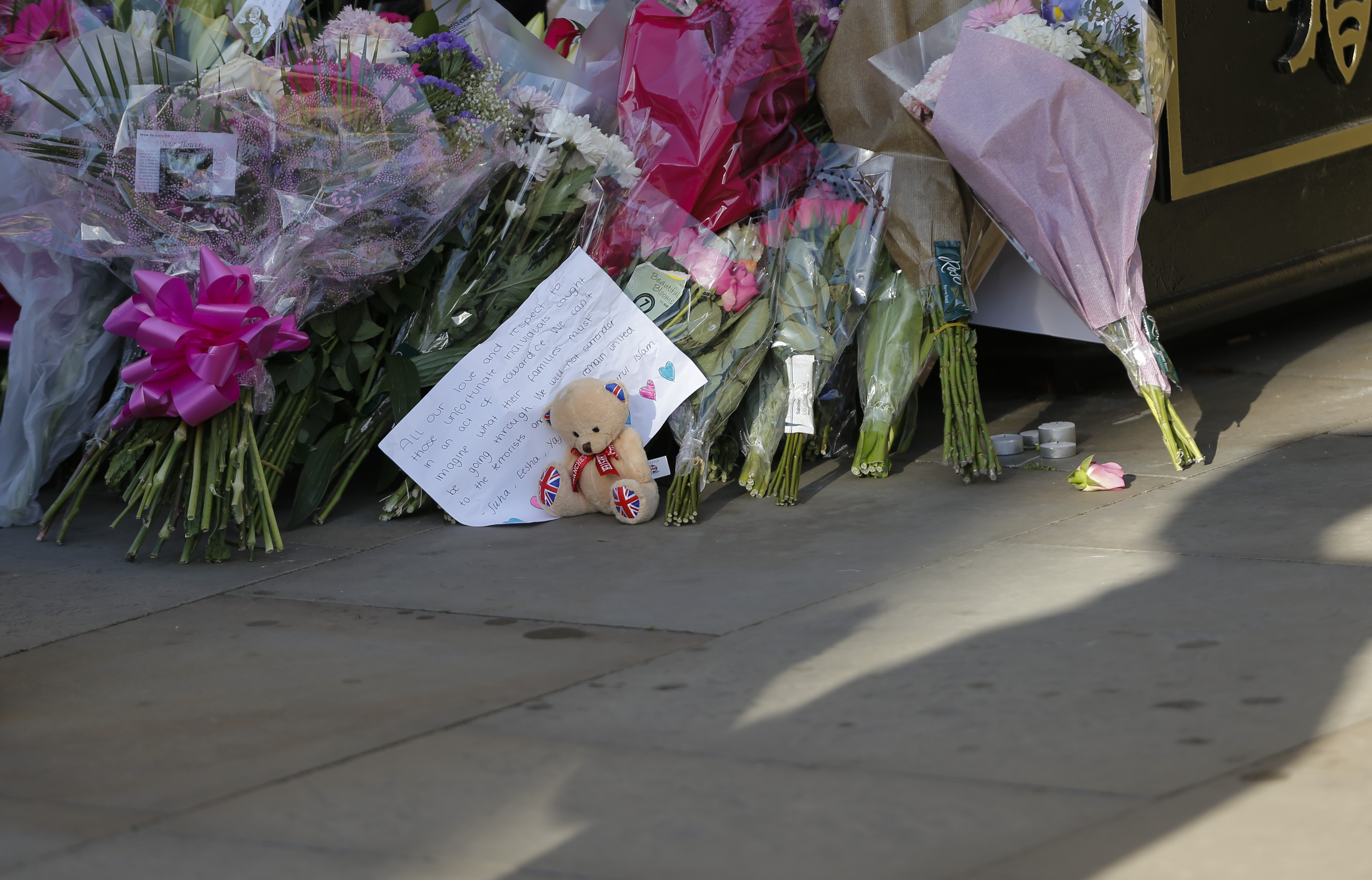 Стотици положиха цветя на мястото на трагедията в Манчестър