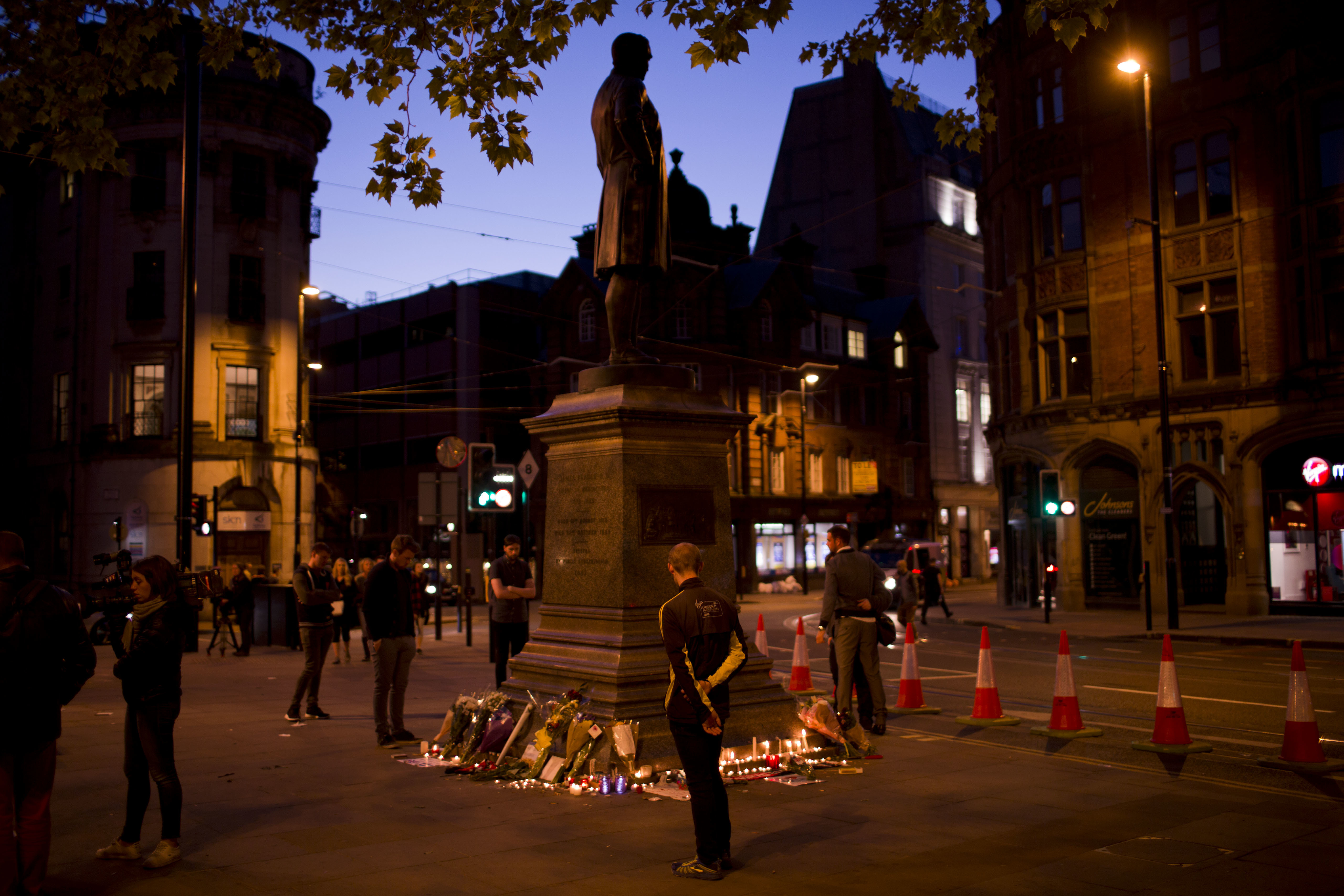 На площад ”Албърт” в Манчестър бе проведено нощно бдение в памет на жертвите на кървавия атентат