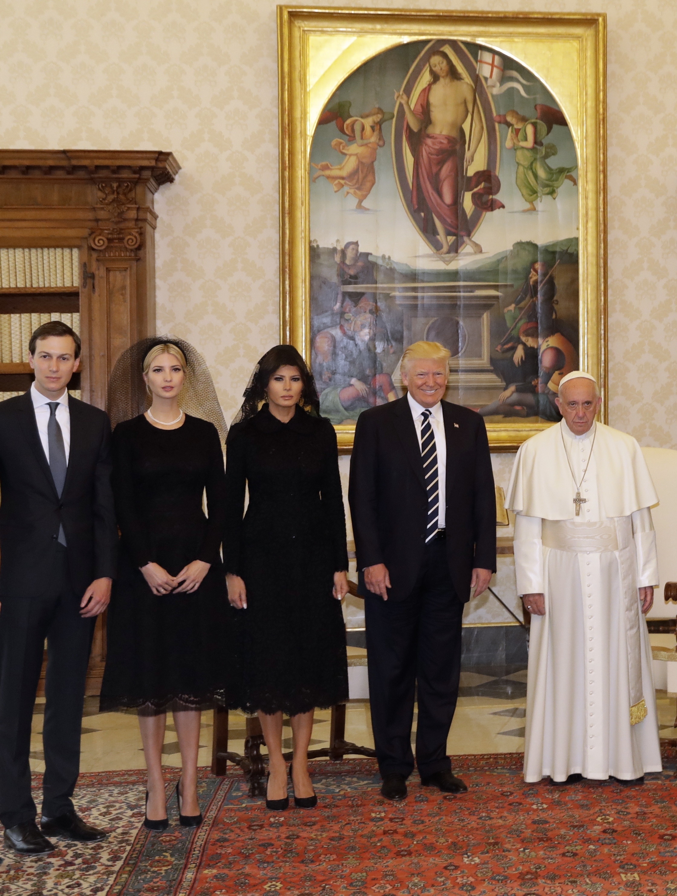 От дясно на ляво - папа Франциск, президентът Тръмп, Мелания и Иванка Тръмп и Джаред Кушнер