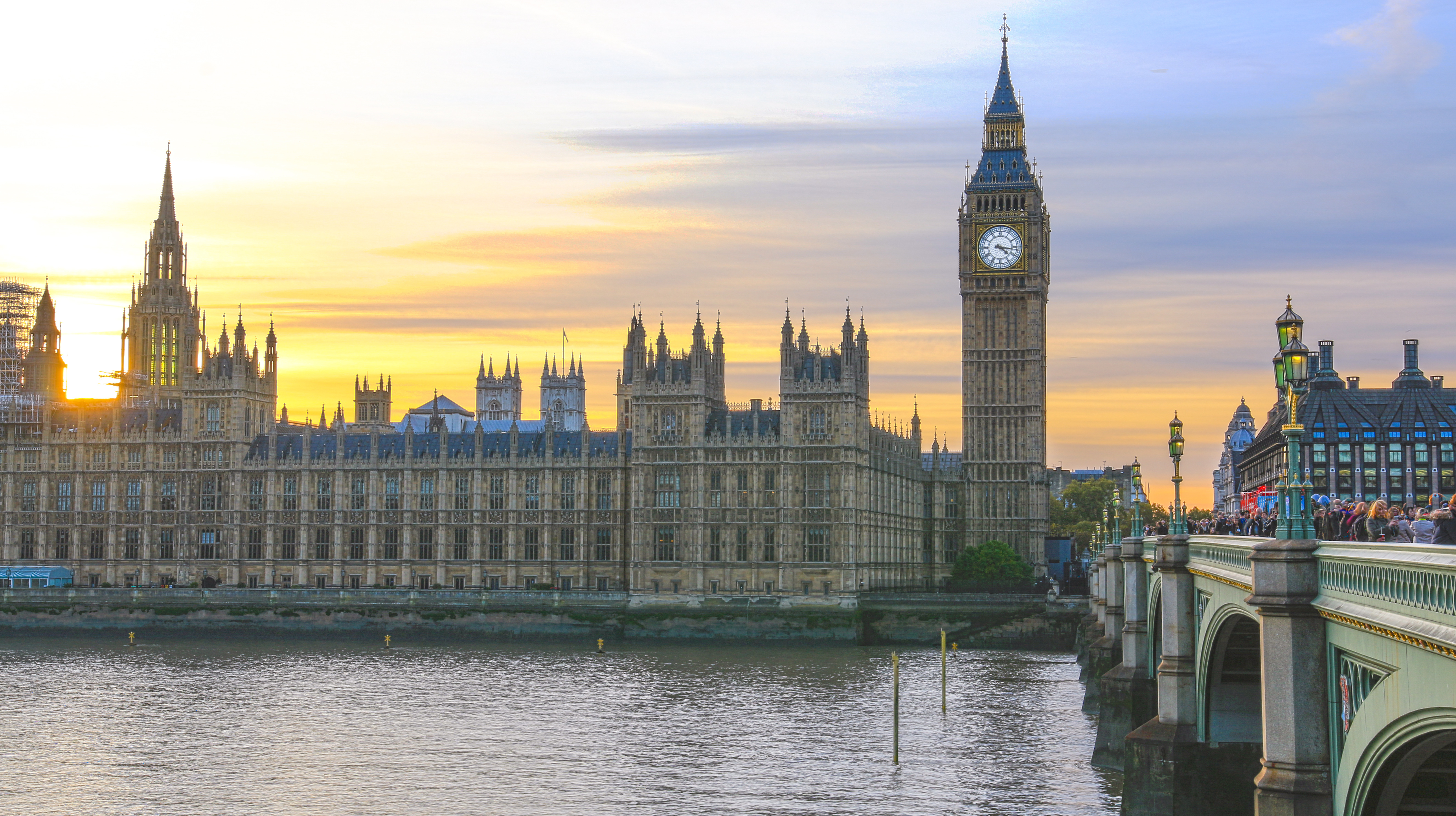 Затварят парламента във Великобритания заради терора