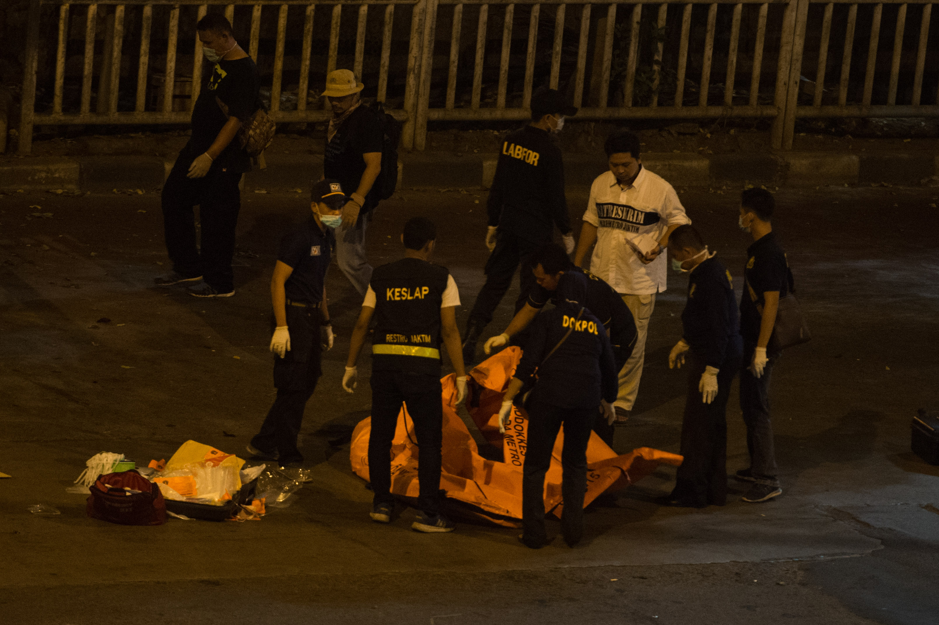 Трима полицаи загинаха при двоен атентат в Джакарта