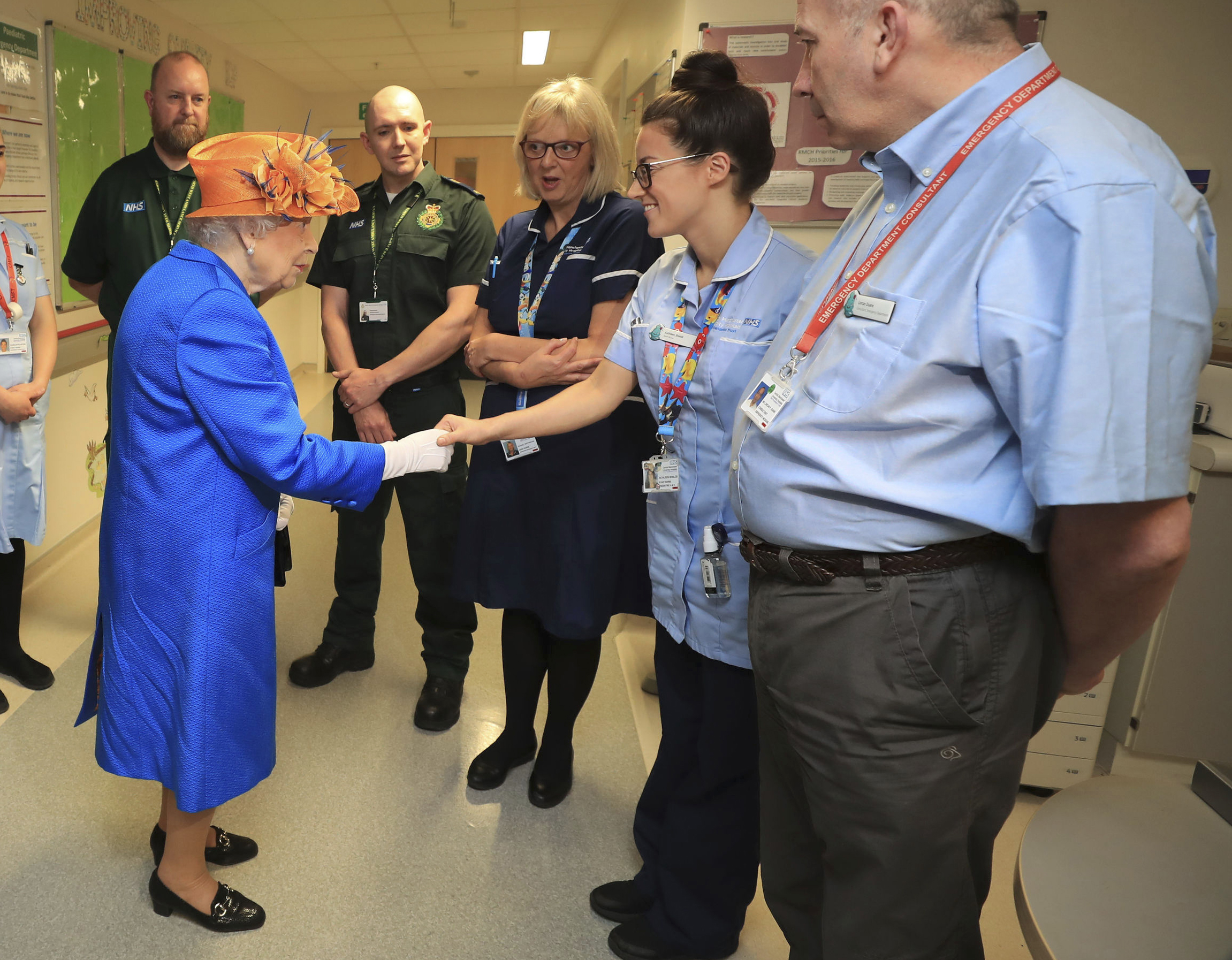Кралица Елизабет II разговаря с болничния персонал