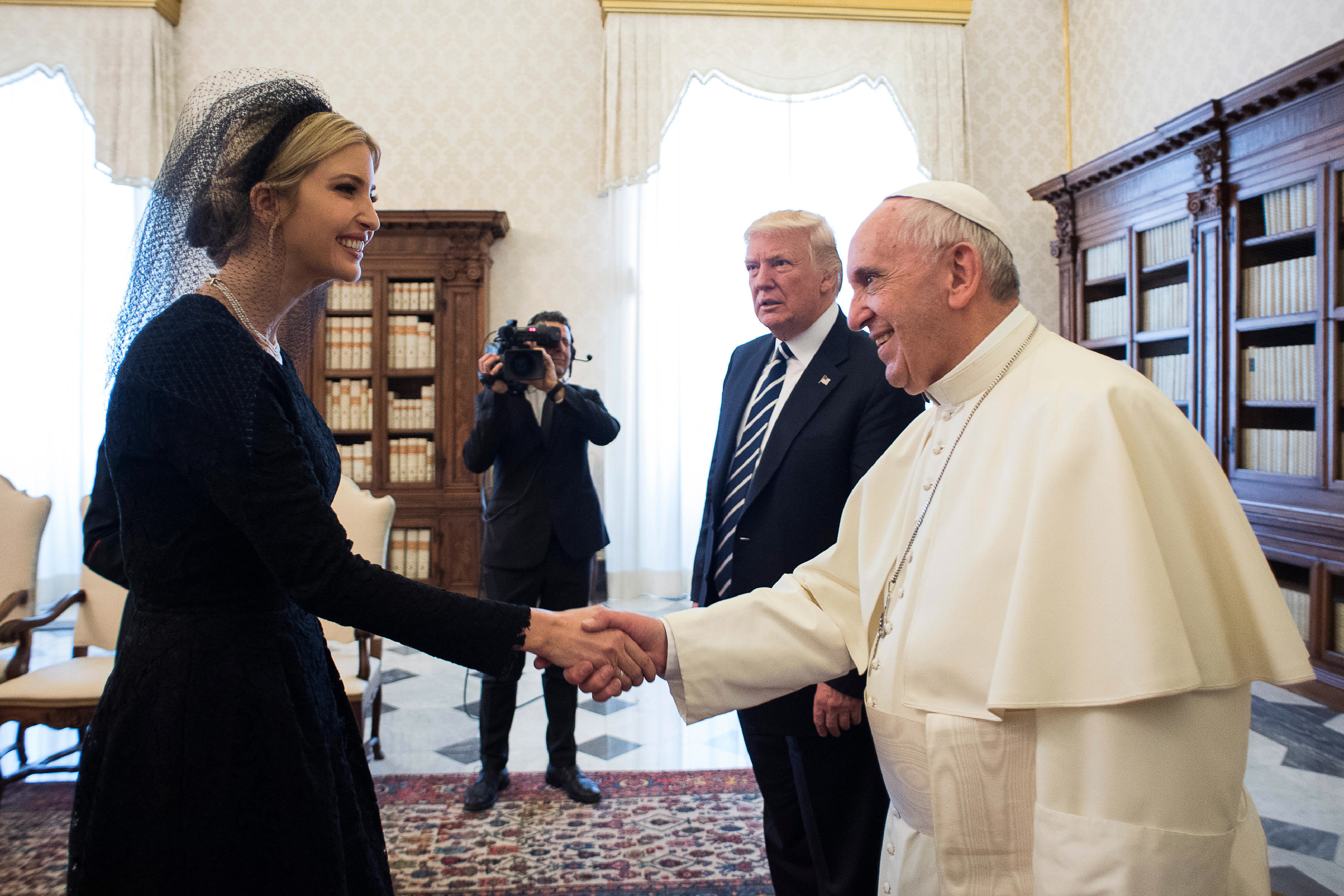 Иванка Тръмп с папа Франциск и баща си