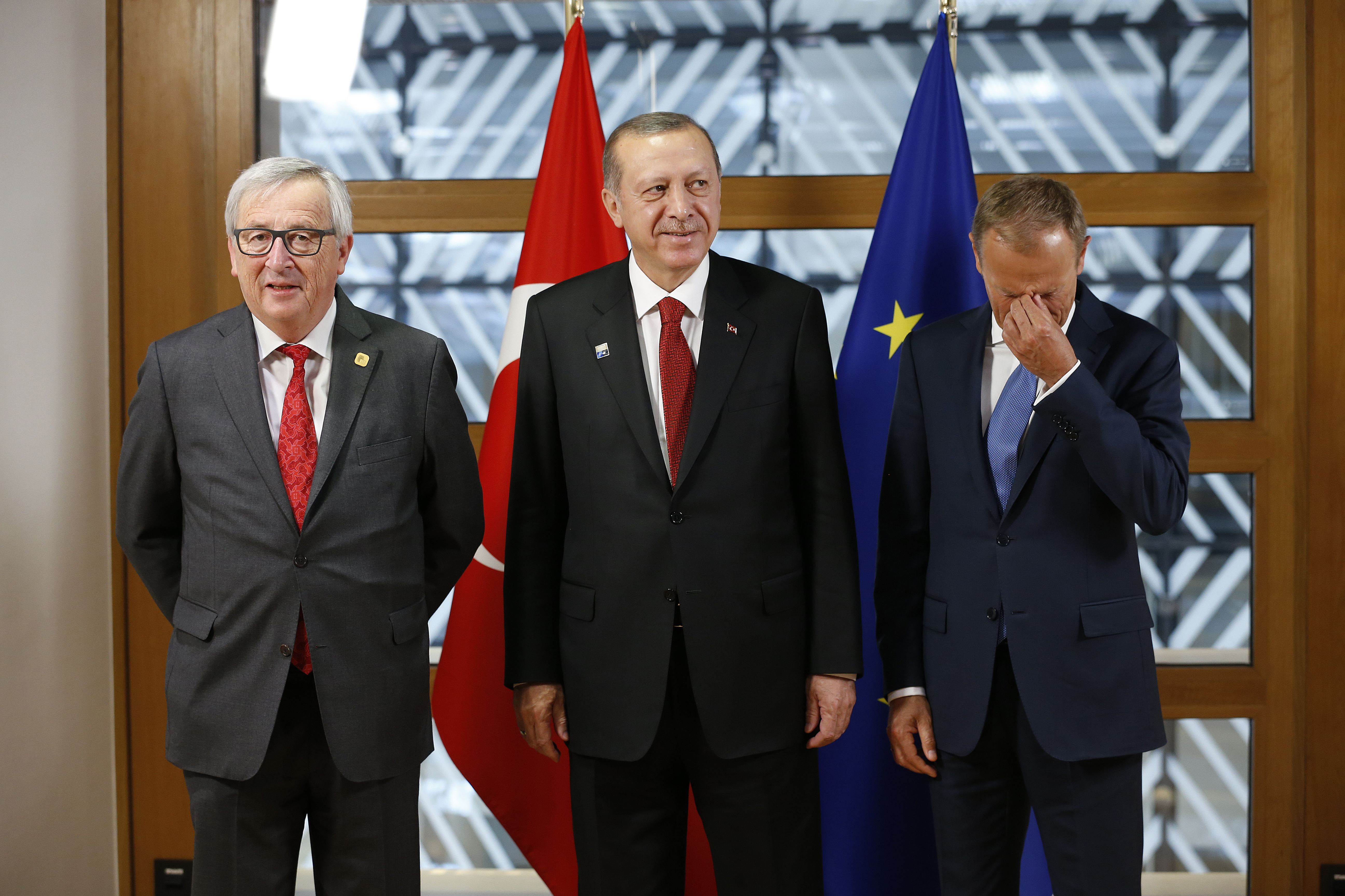Турският президент Ердоган /в средата/, председателят на ЕК Жан-Клод Юнкер /вляво/ и шефът на ЕС Доналд Туск на срещата в Брюксе
