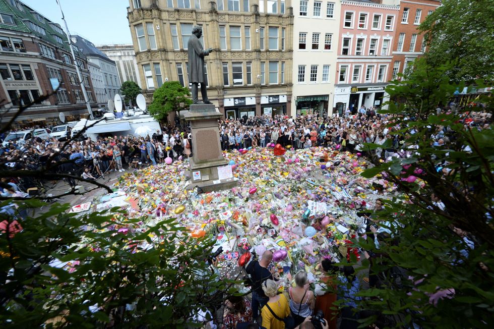 Минута мълчание в памет на жертвите от Манчестър