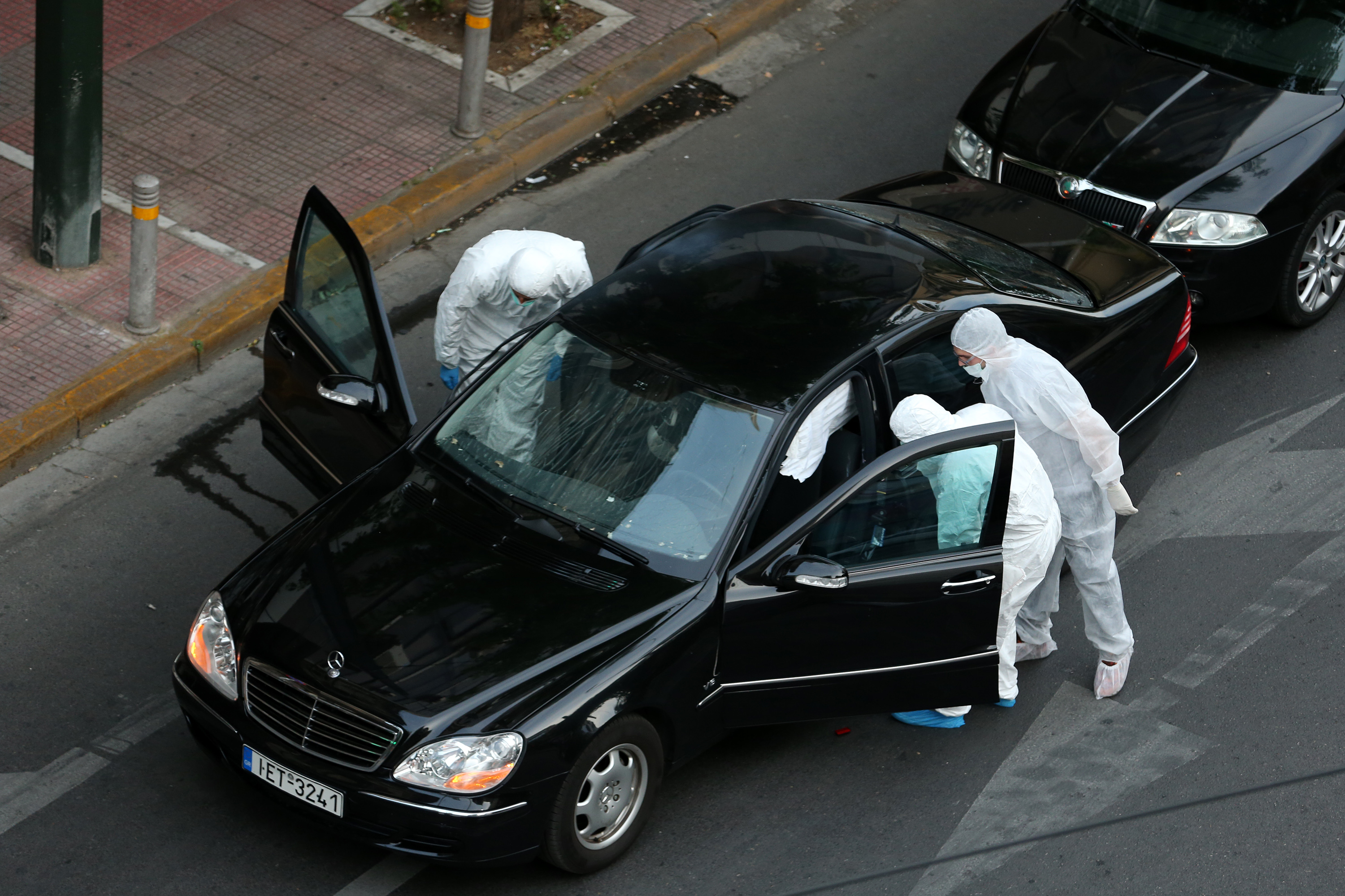 Експерти по анти тероризъм проверяват колата на бившия премиер на Гърция Лукас Пападимос след атаката с писмо бомба