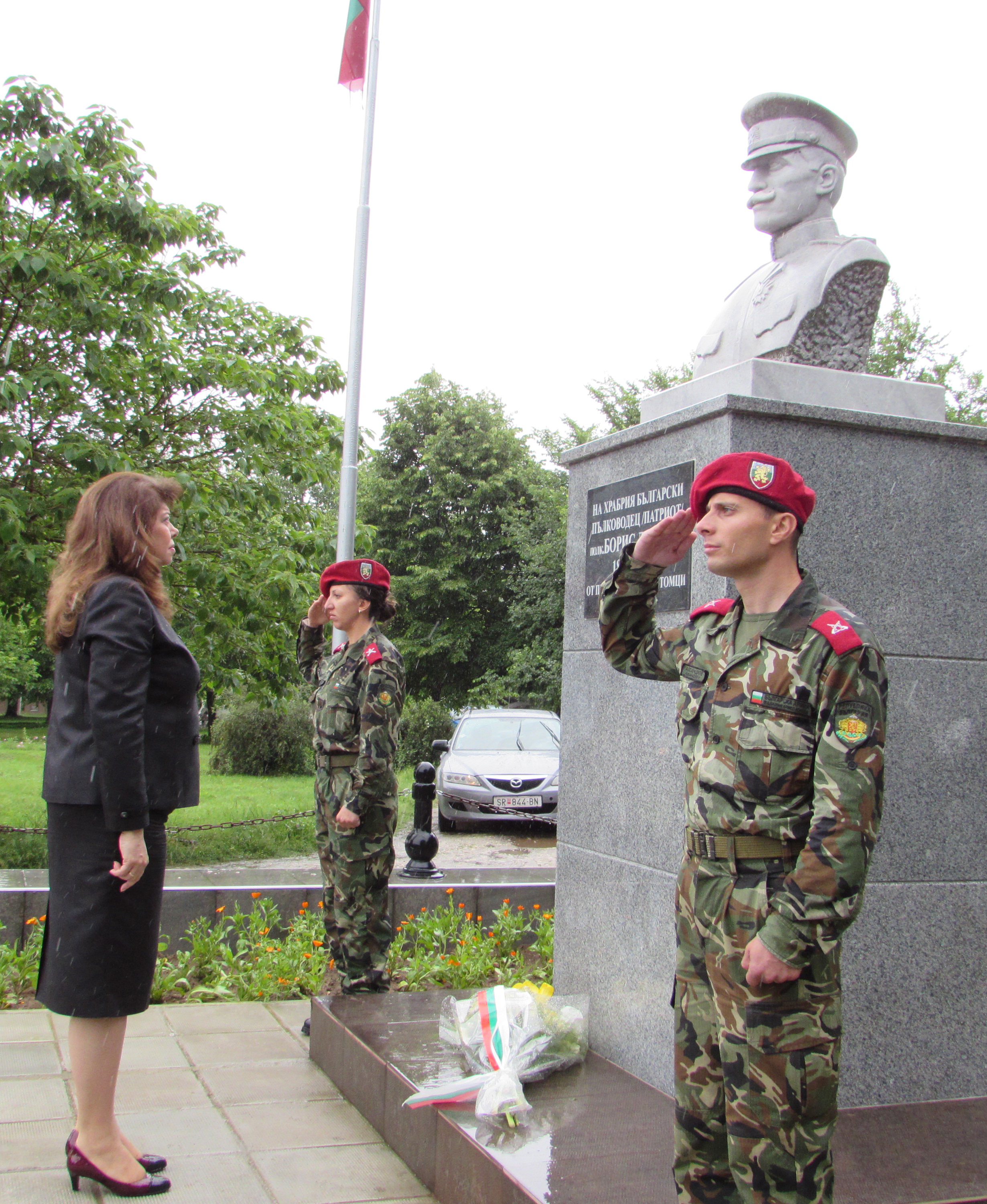 Вицепрезидентът Илияна Йотова посети Петрич, където участва в честванията, посветени на полк. Дрангов
