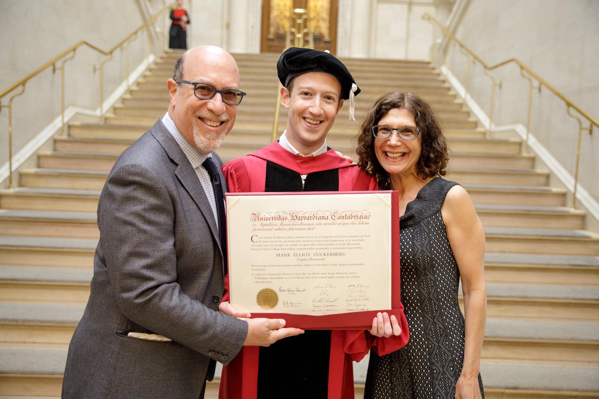 Марк Зукърбърг се дипломира в Харвард (снимки и видео)