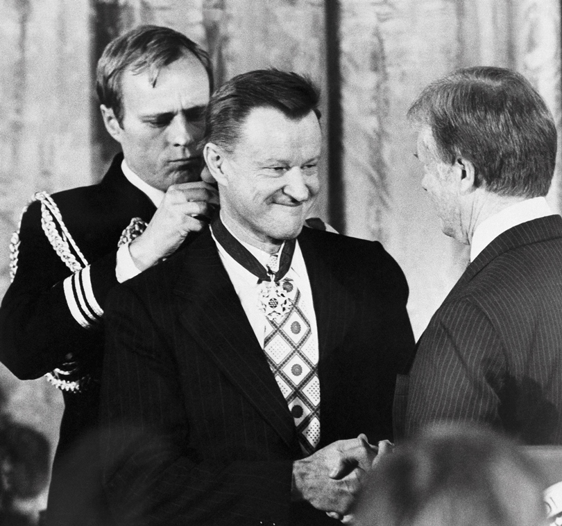 Президентът Джими Картър награждава Збигнев Бжежински с Медала на свободата