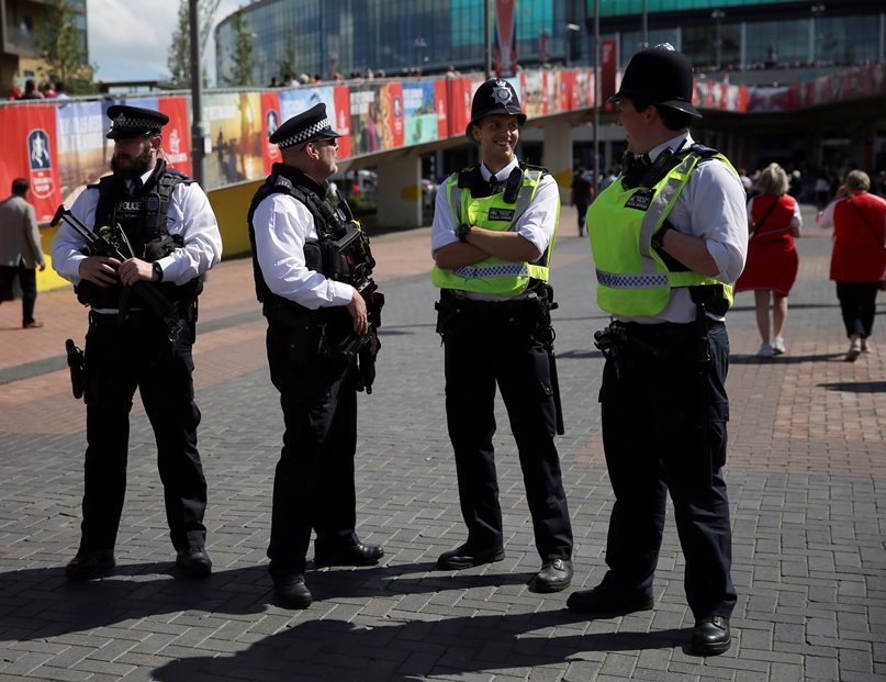 Полицията в Лондон евакуира театър и супермаркет