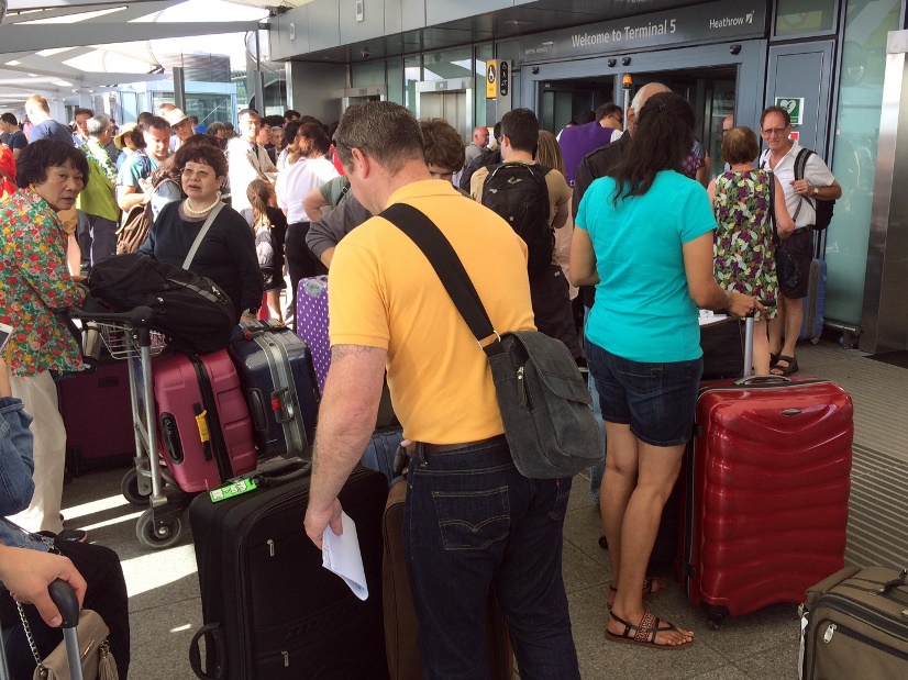 Хиляди пътници бяха блокирани, след като Бритиш еъруейз отмени полетите си