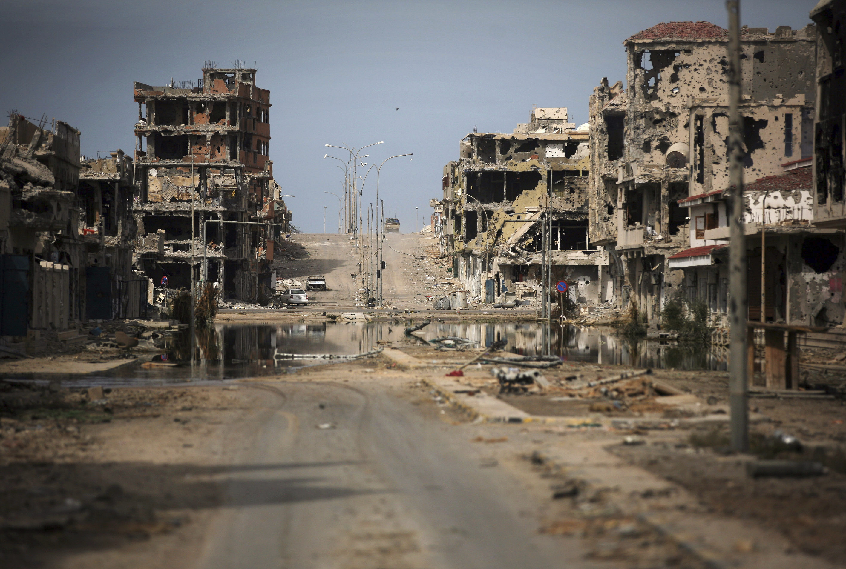 Архивна снимка (октомври 2011 г.) от развалини след боеве в град Сирт, Либия