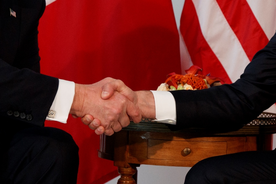 Макрон и Тръмп – ръкостискане до побеляване