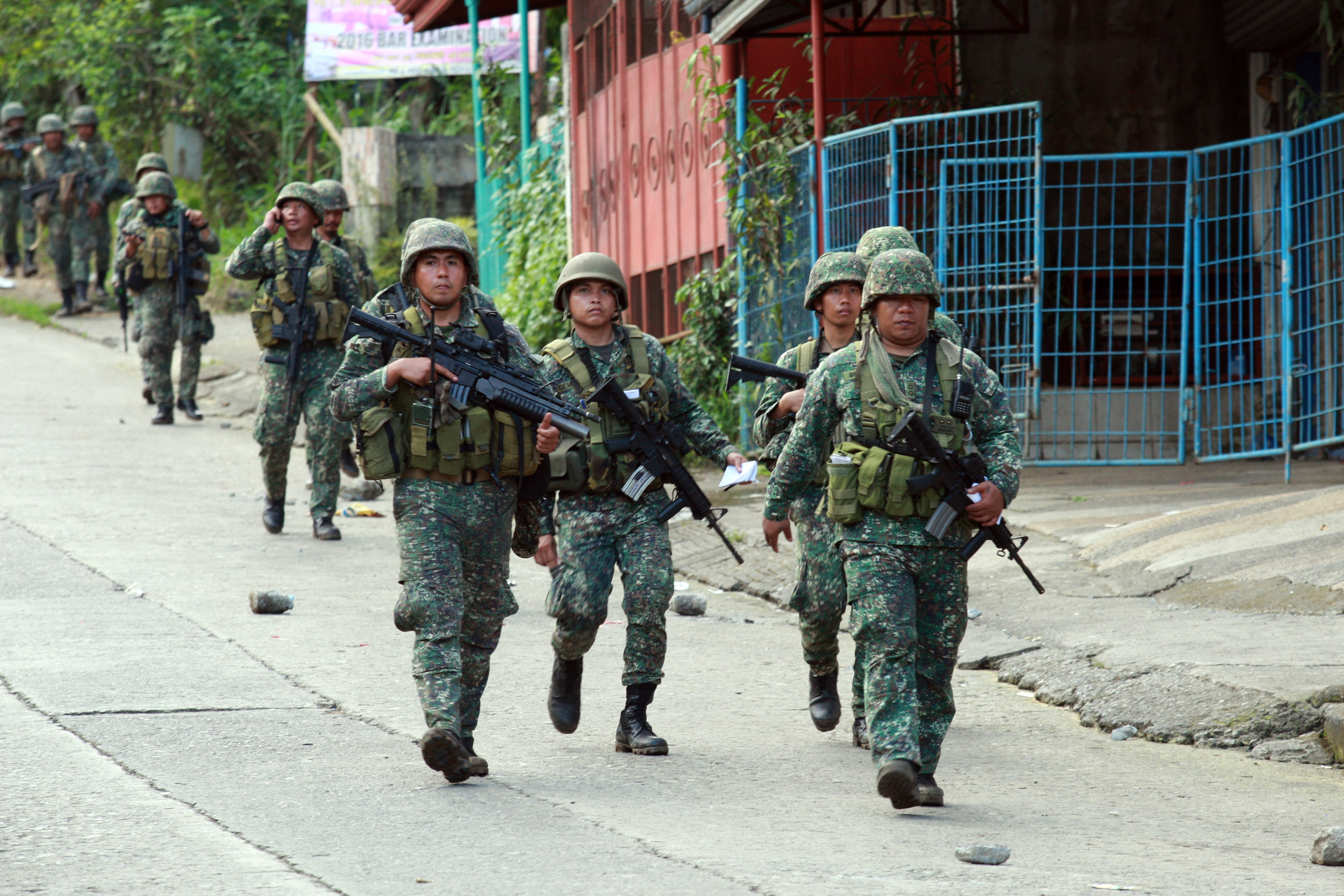 Джихадисти нападнаха град във Филипините, има десетки жертви