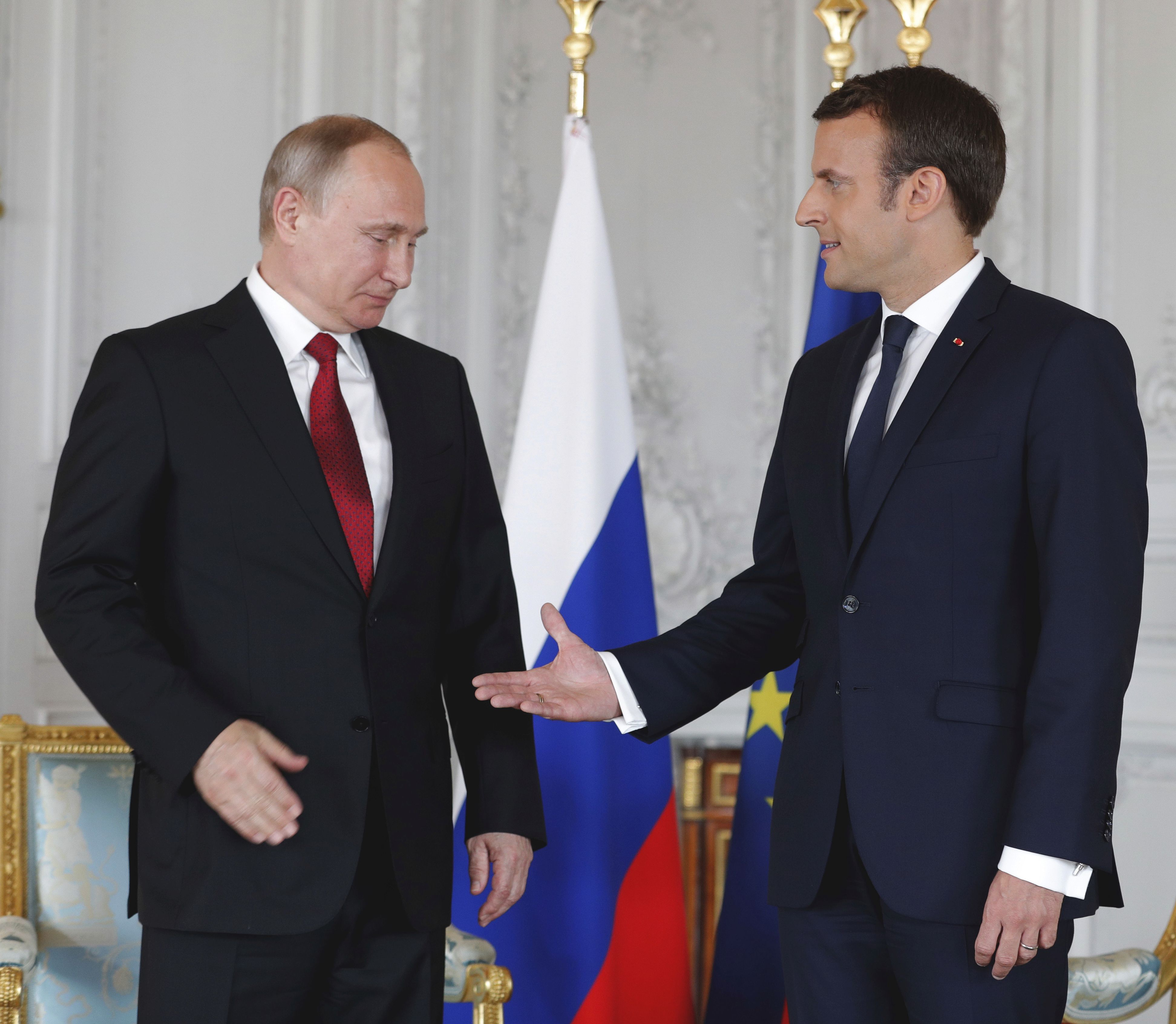 Путин беше приет от френския си колега Еманюел Макрон