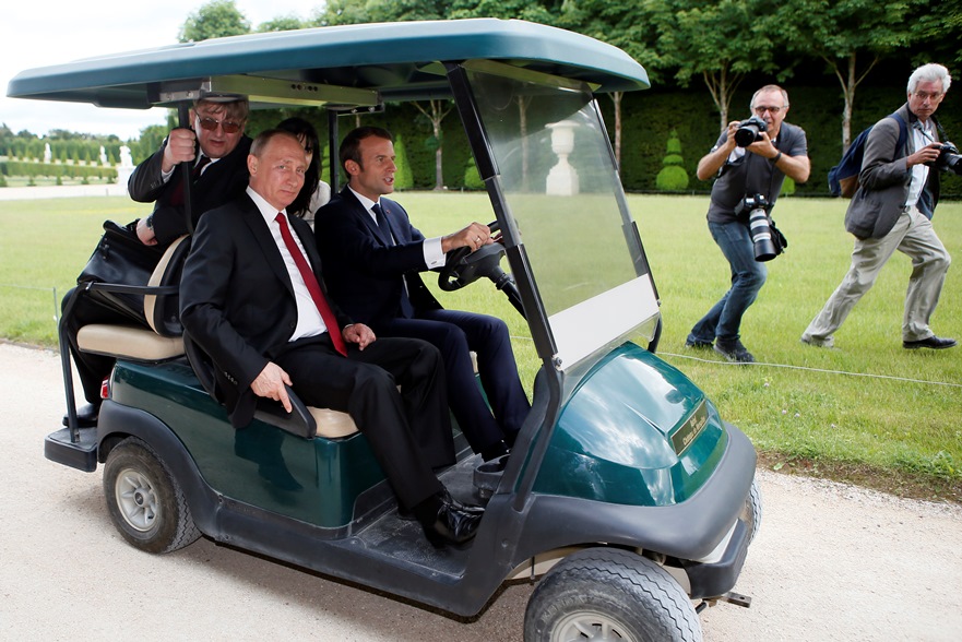 Путин и Макрон на разходка в градините на Версайския дворец