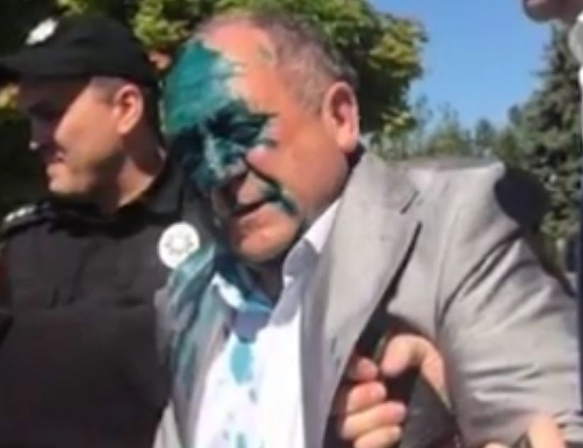 Украински националисти пребиха, заляха с боя и изхвърлиха в кофа за боклук бесарабския българин Василий Кащи