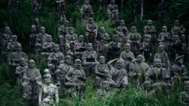 Вижте зловещо японско село, в което живеят само статуи