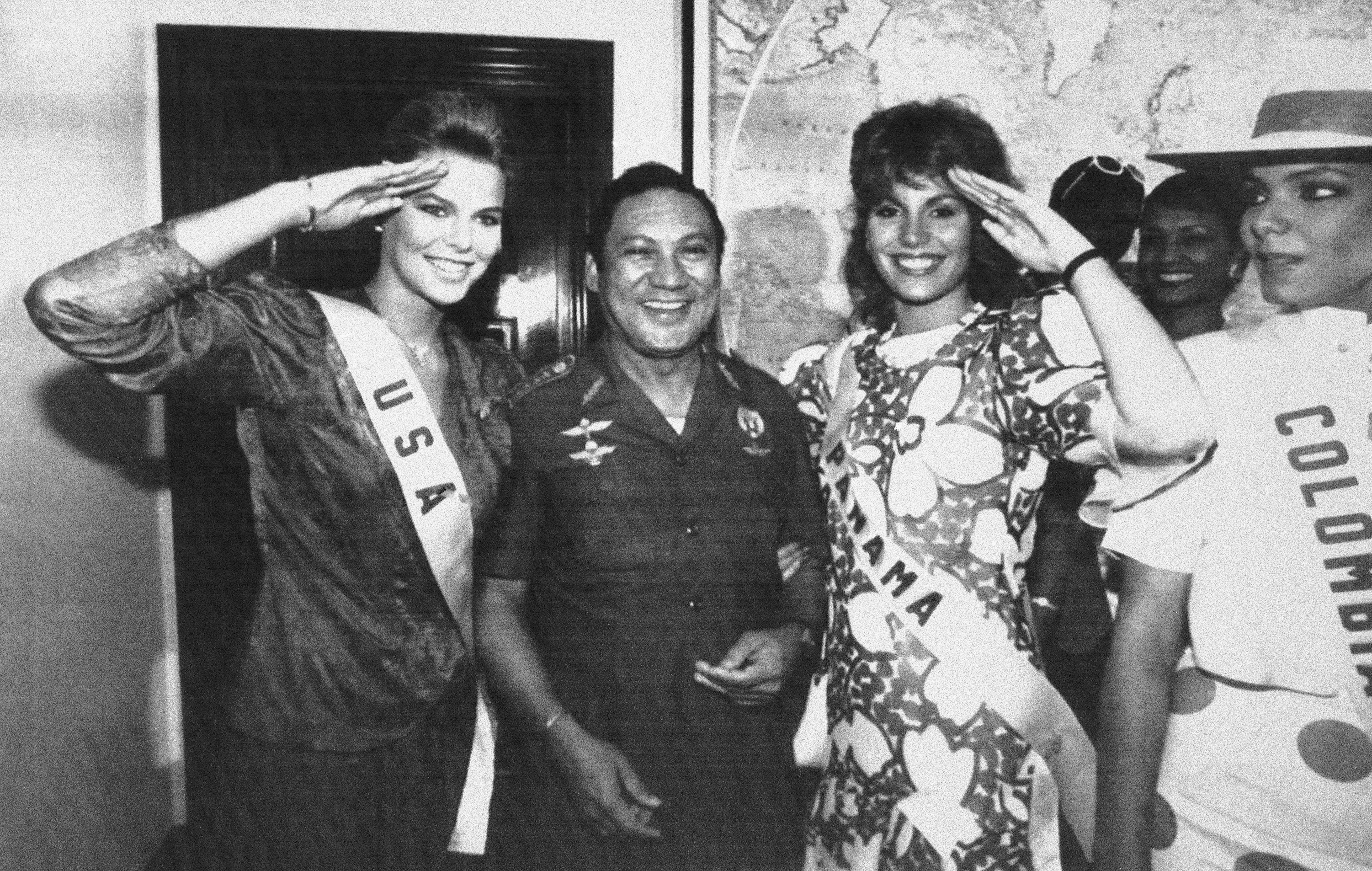 Генерал Мануел Нориега през 1986 г., поздравен от Мис САЩ Кристи Фичнър и Мис Панама Гилда Гарсия Лопес