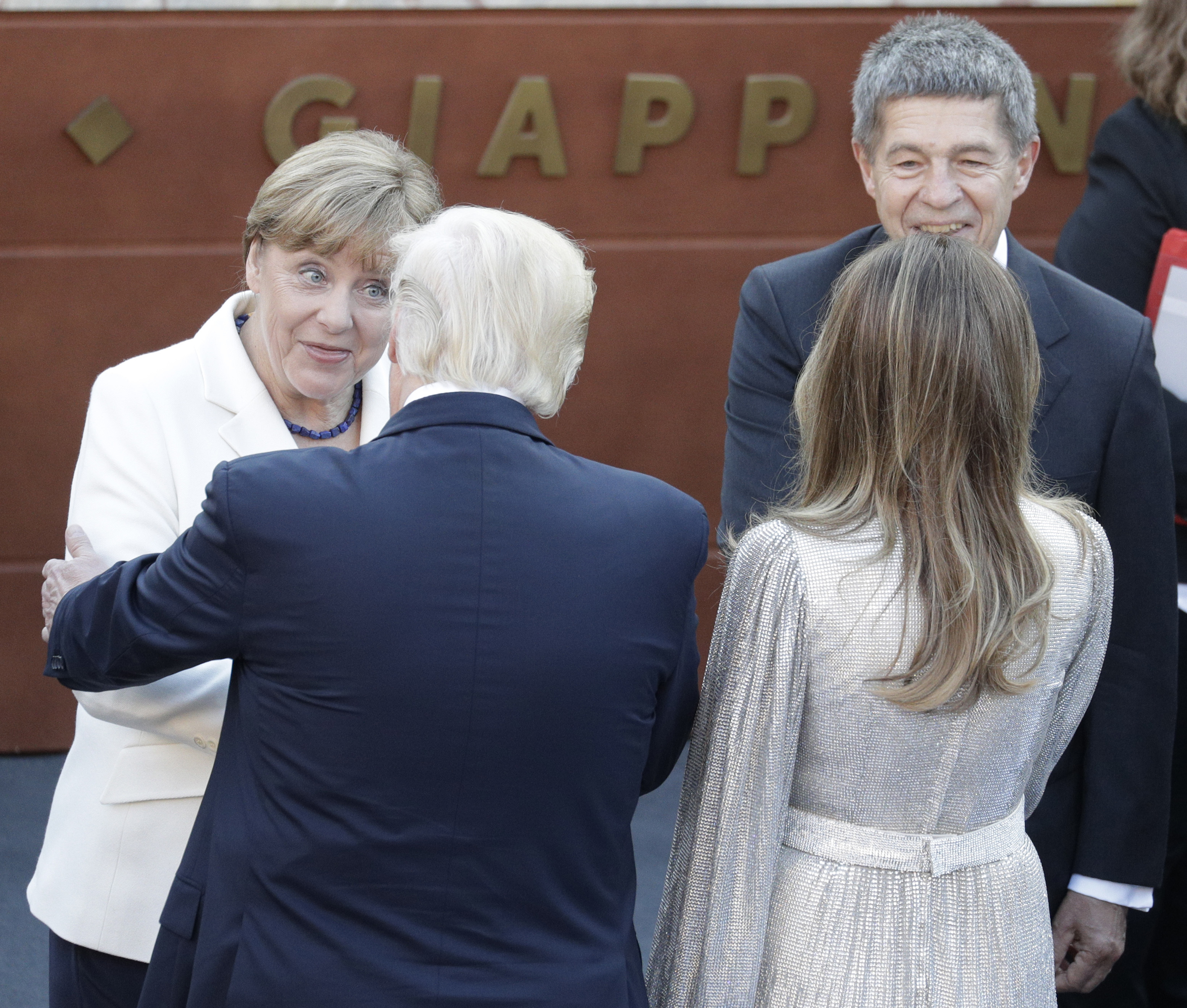 Ангела Меркел се ръкува с Доналд Тръмп в Античния театър в Таормина по време на срещата на Г-7