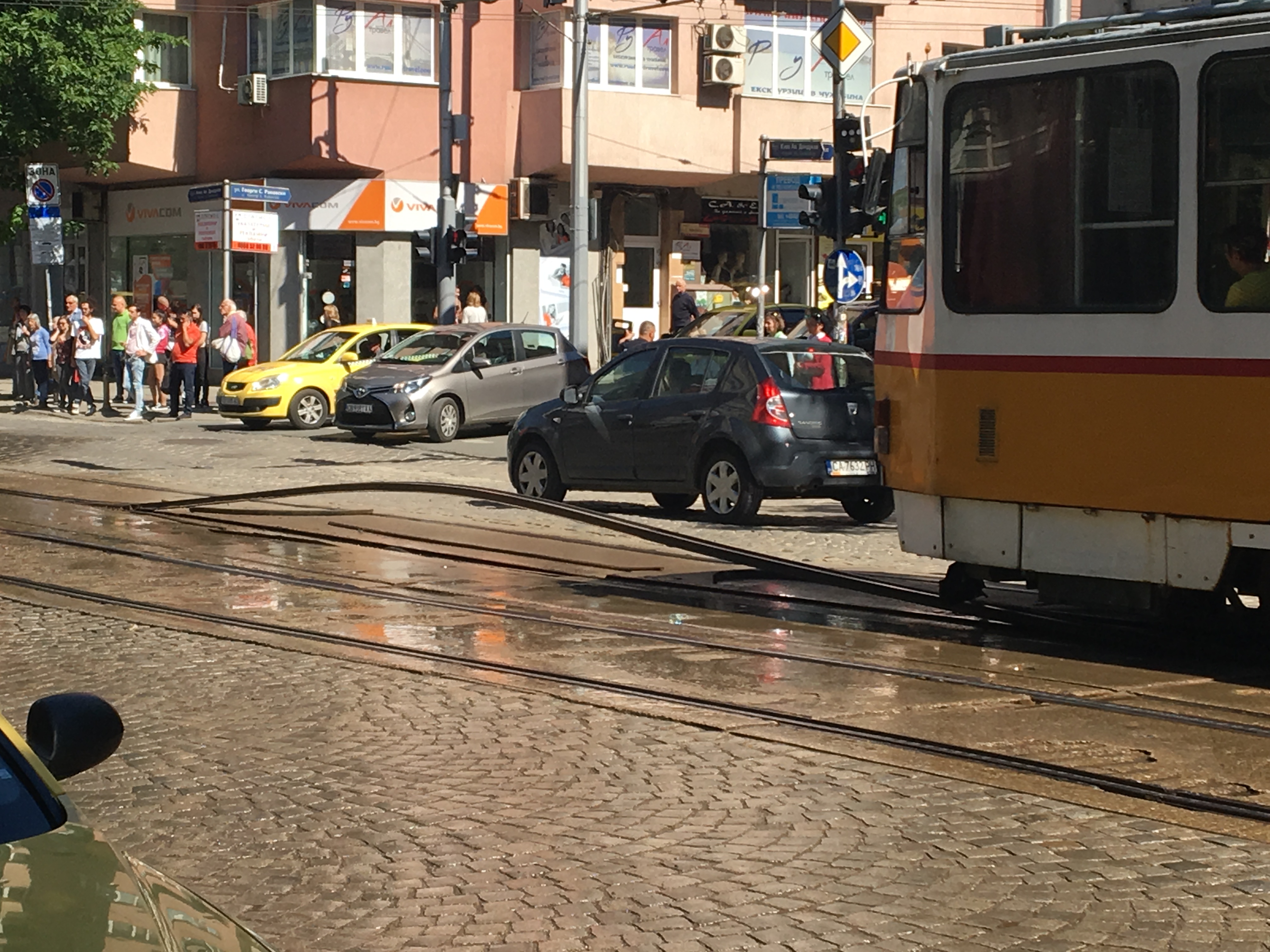 Изкъртена релса спря трамваите в центъра на София (снимки)